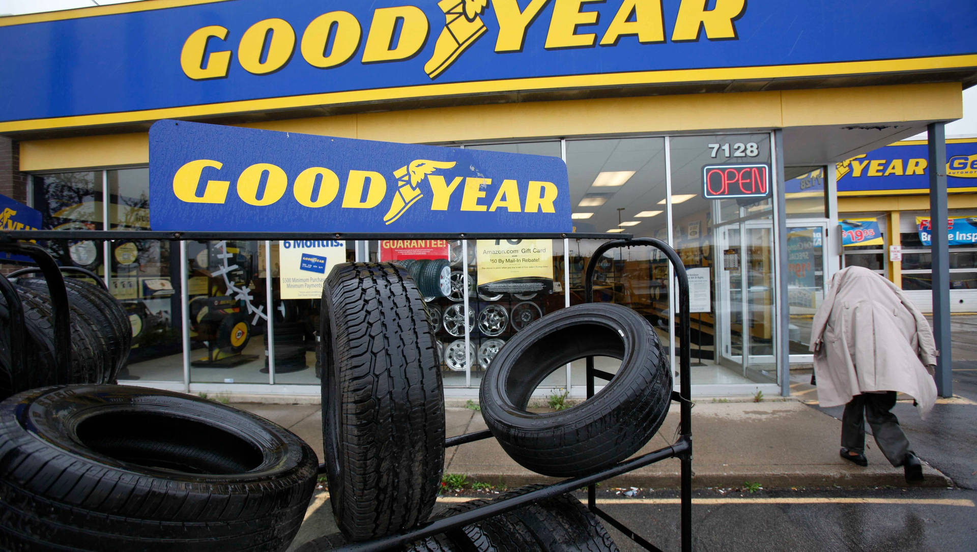 Goodyear-liikkeen ulkokuvaus — Autot Taustakuvat