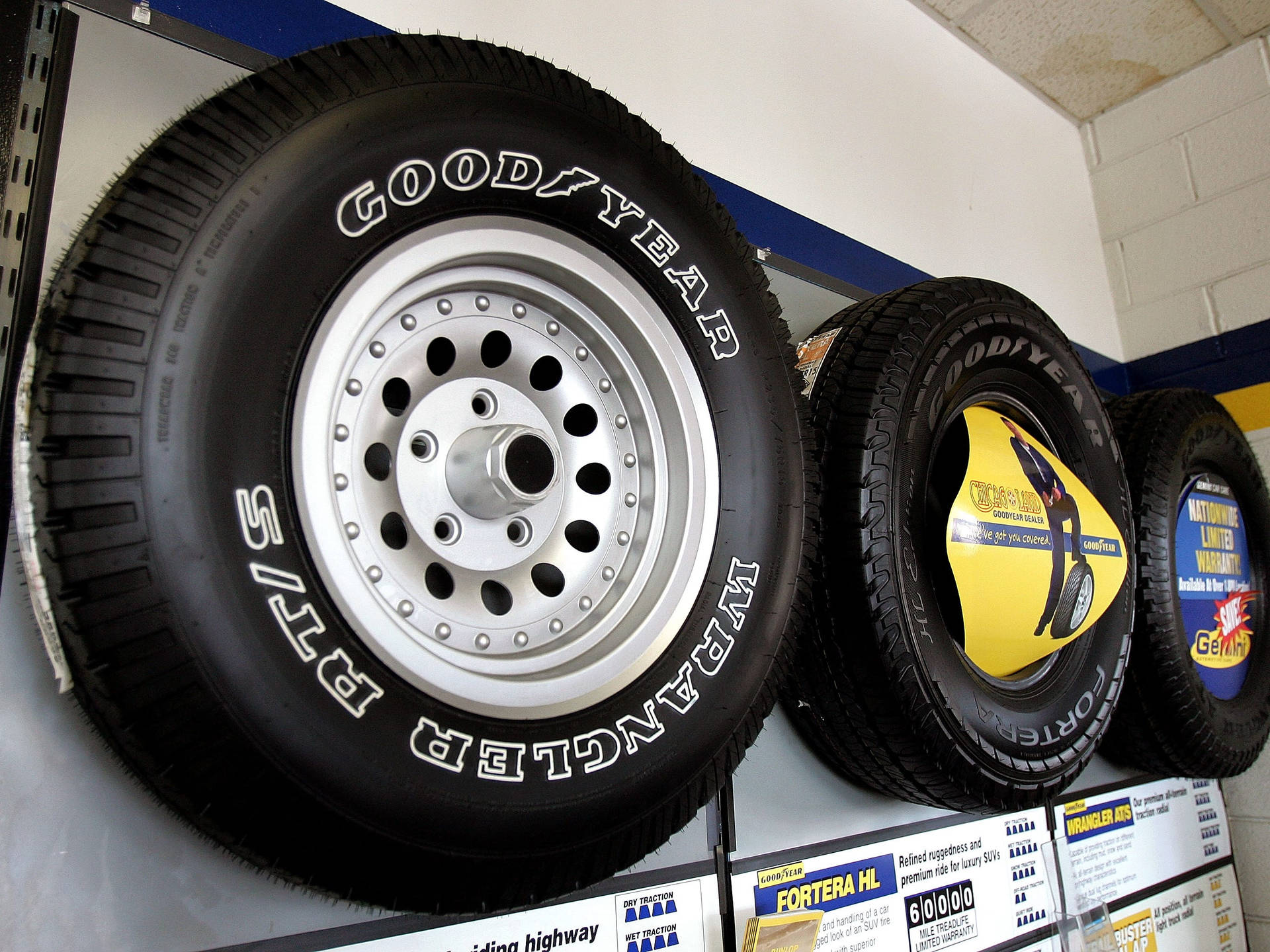 Goodyear-renkaita roikkumassa seinällä