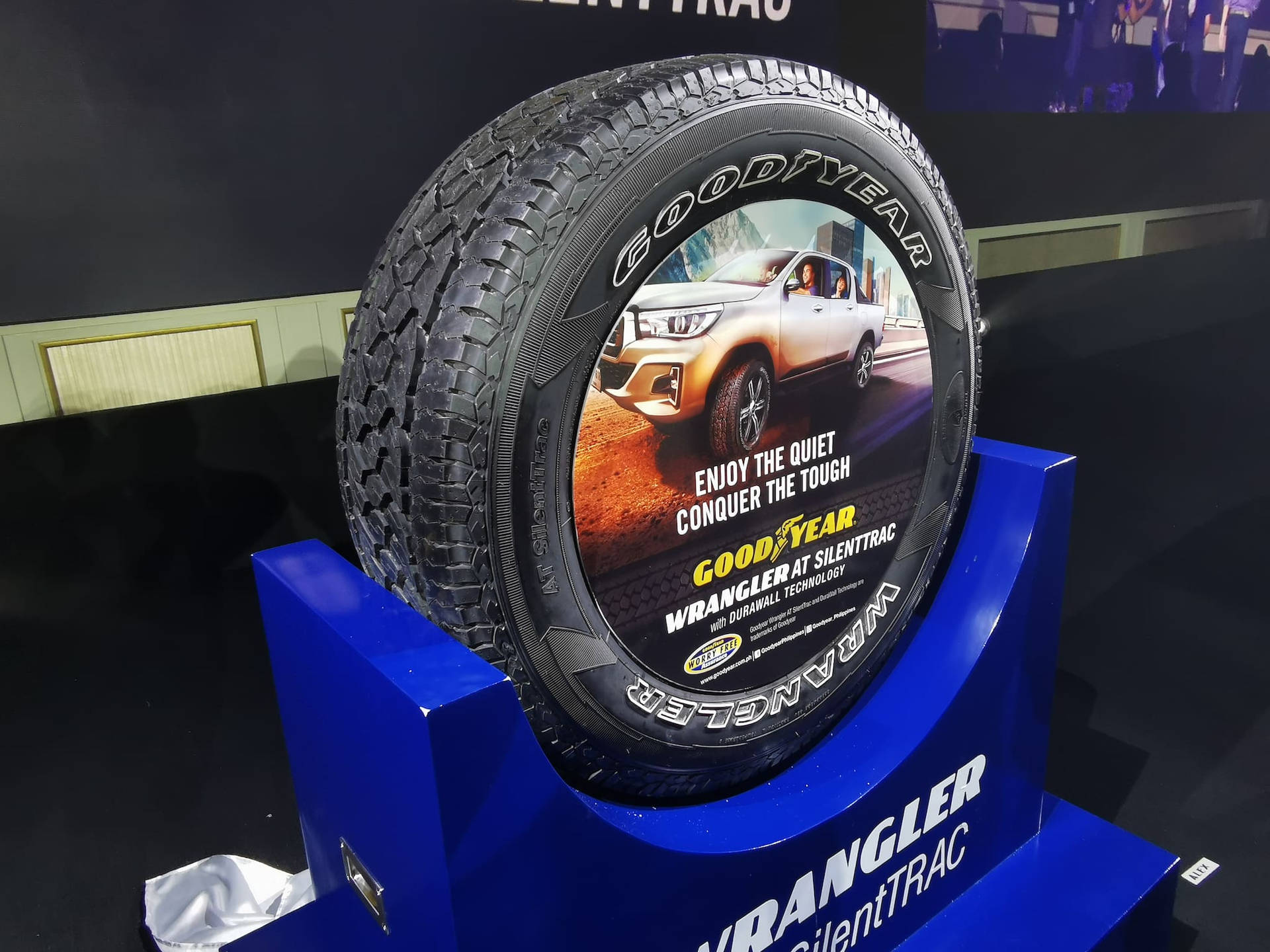 Goodyear Wrangler -rengas sinisellä telineellä