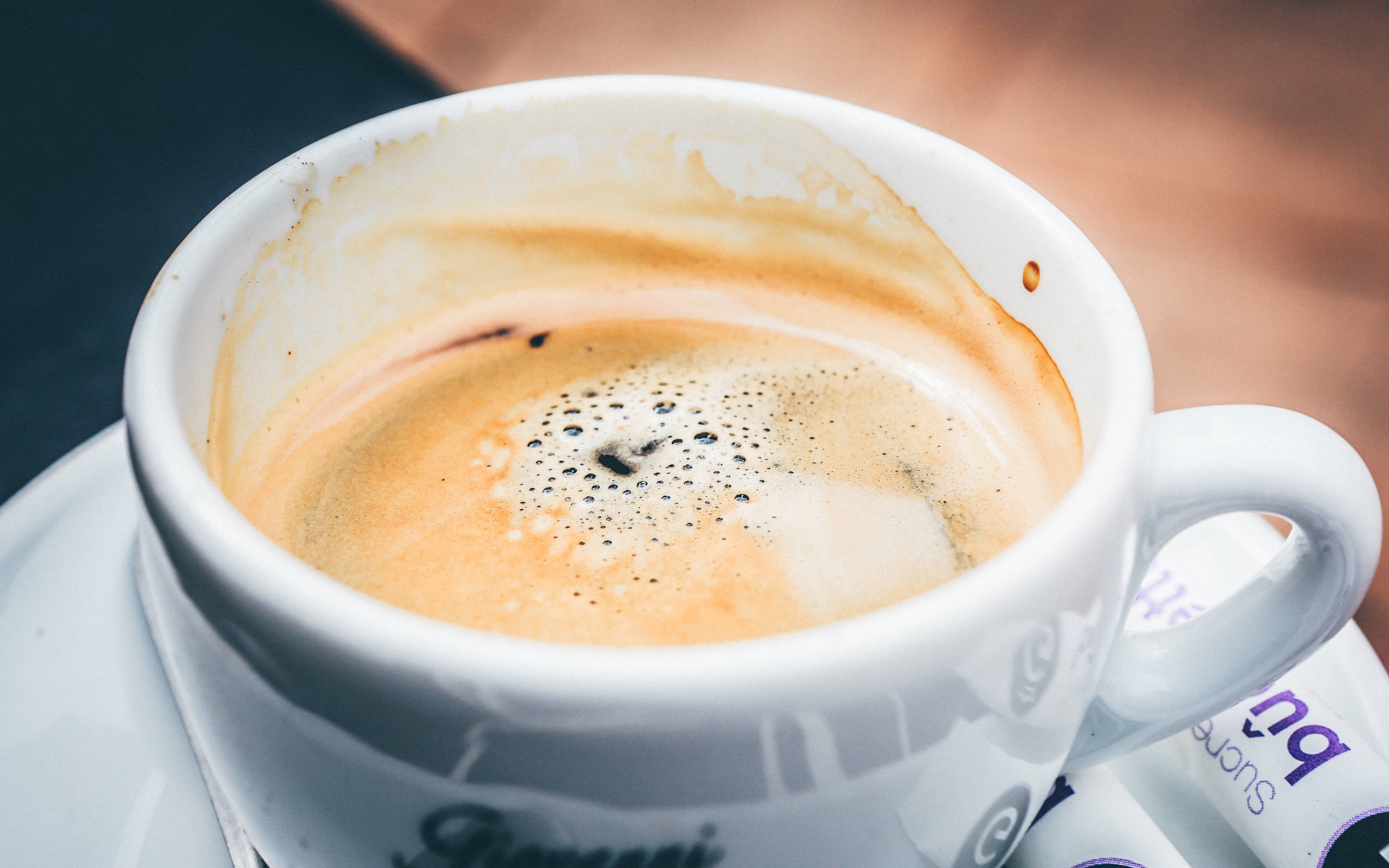 Hanki aamun piristys kermaisella espressolla tänään! Taustakuvat