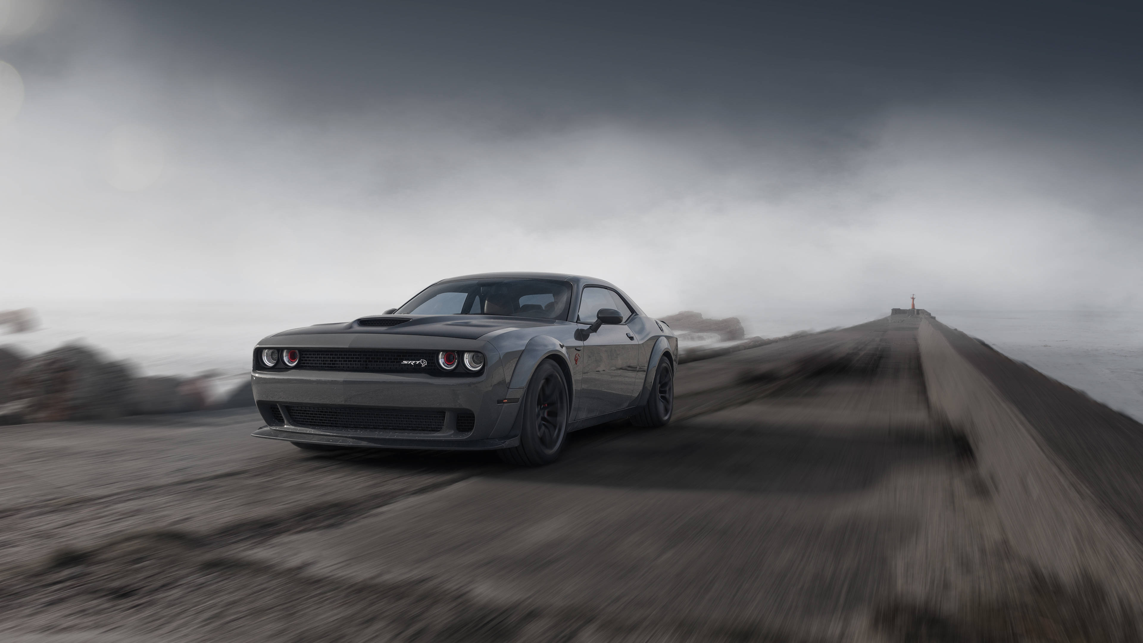 Harmaa Dodge Challenger Demon 4K savuisella tiellä Taustakuvat