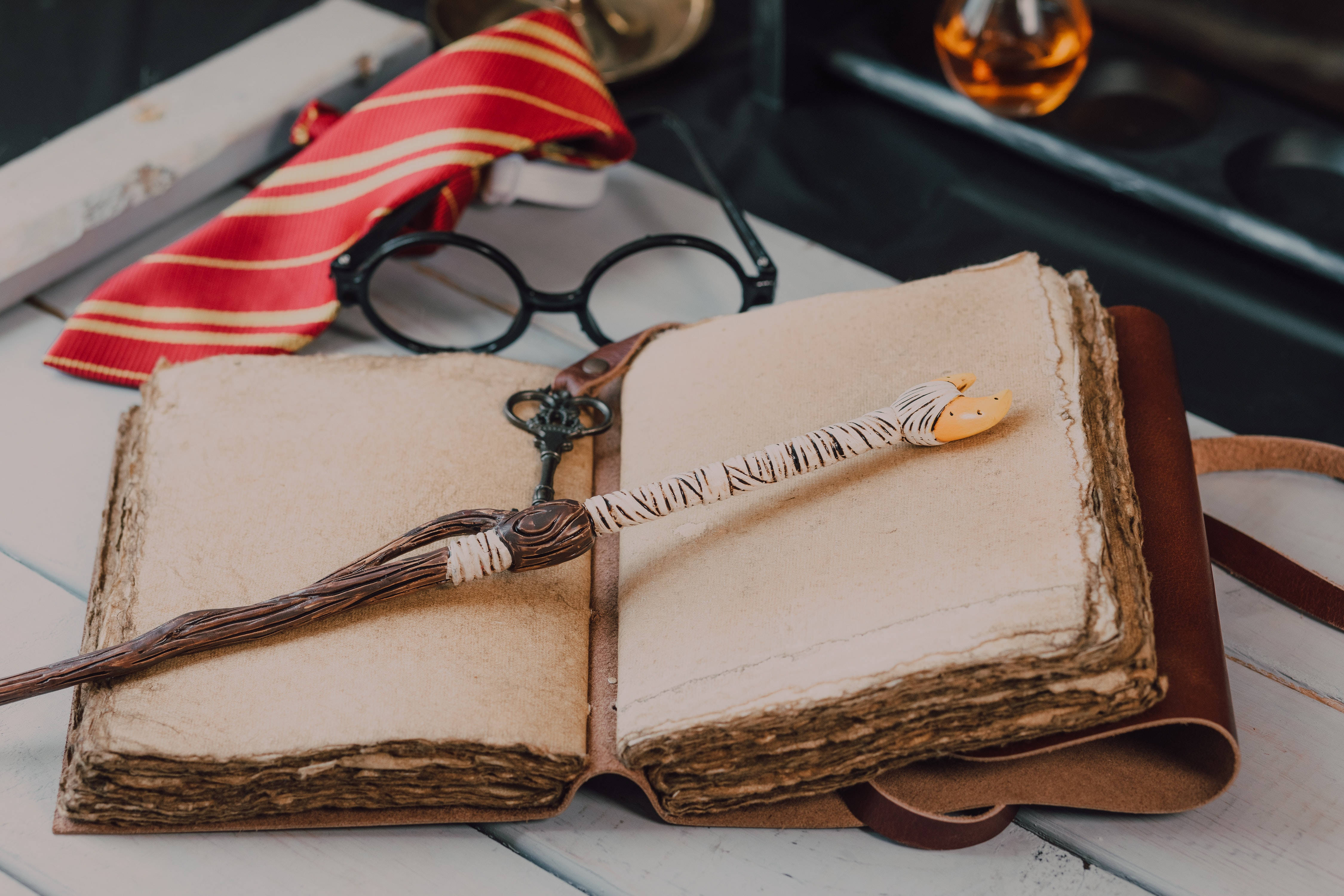Harry Potter -esteettinen taikasauva ja loitsukirja Taustakuvat