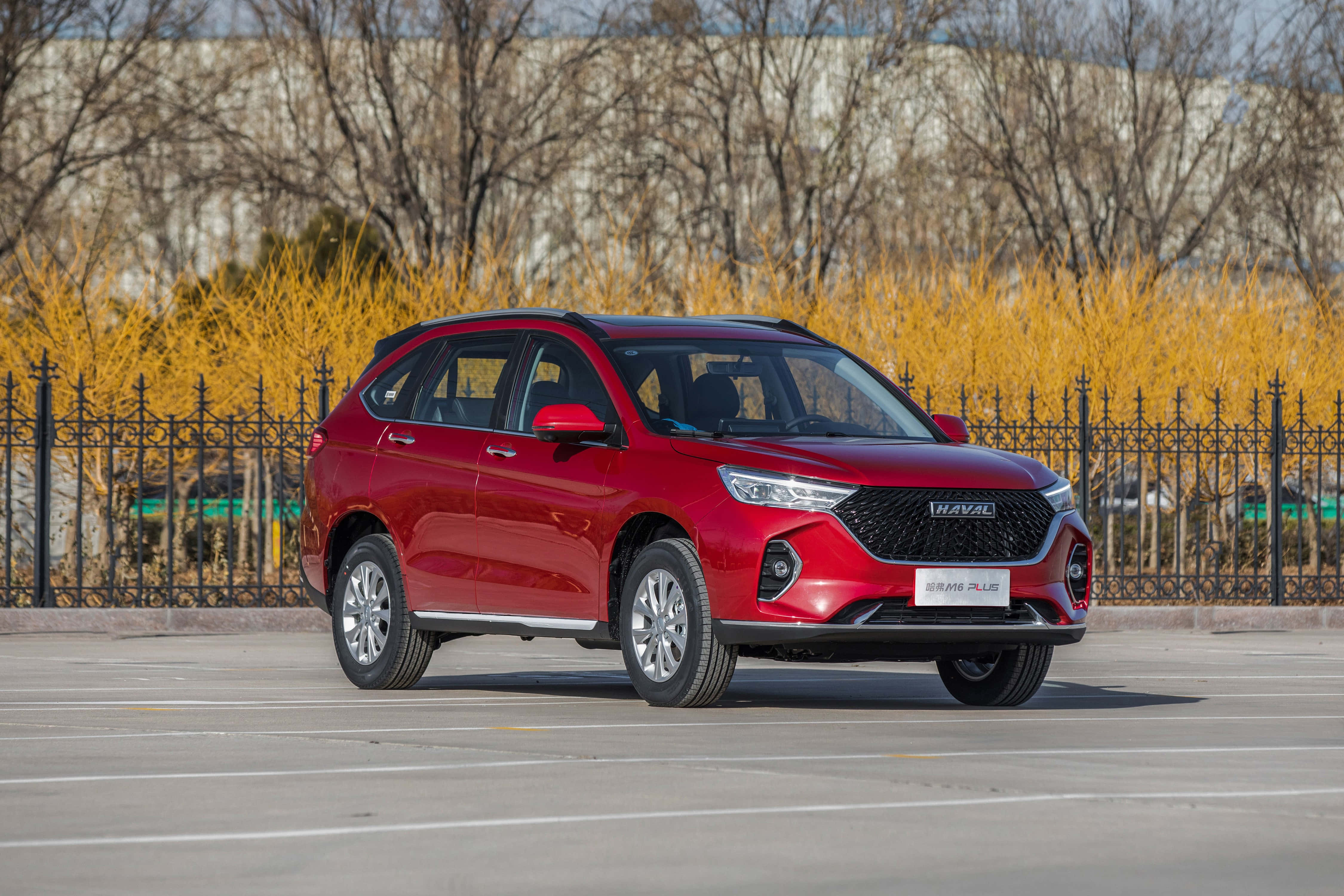 Haval-maastoauto ajaa kauniin vuoristomaiseman läpi Taustakuvat