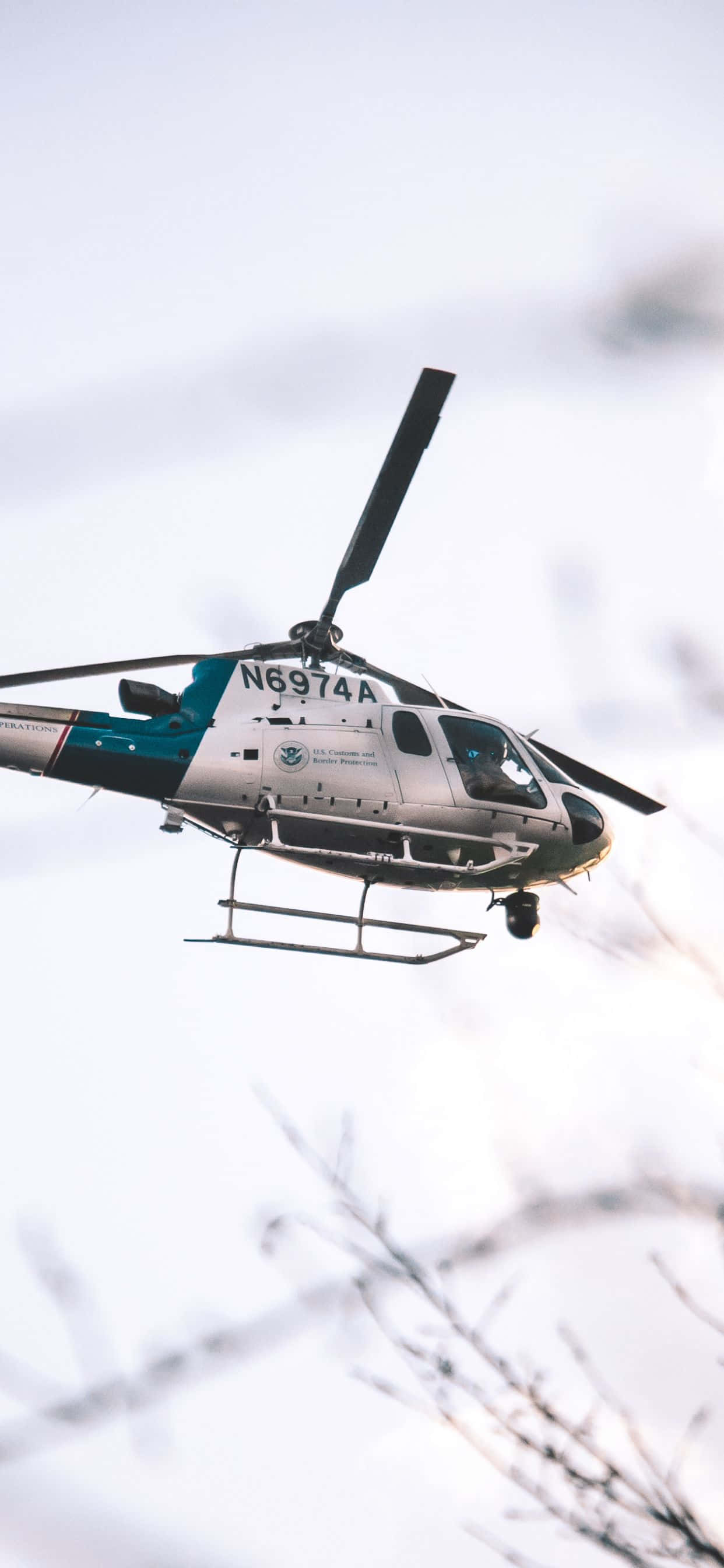 helikopteri lentää taivaalla Taustakuvat