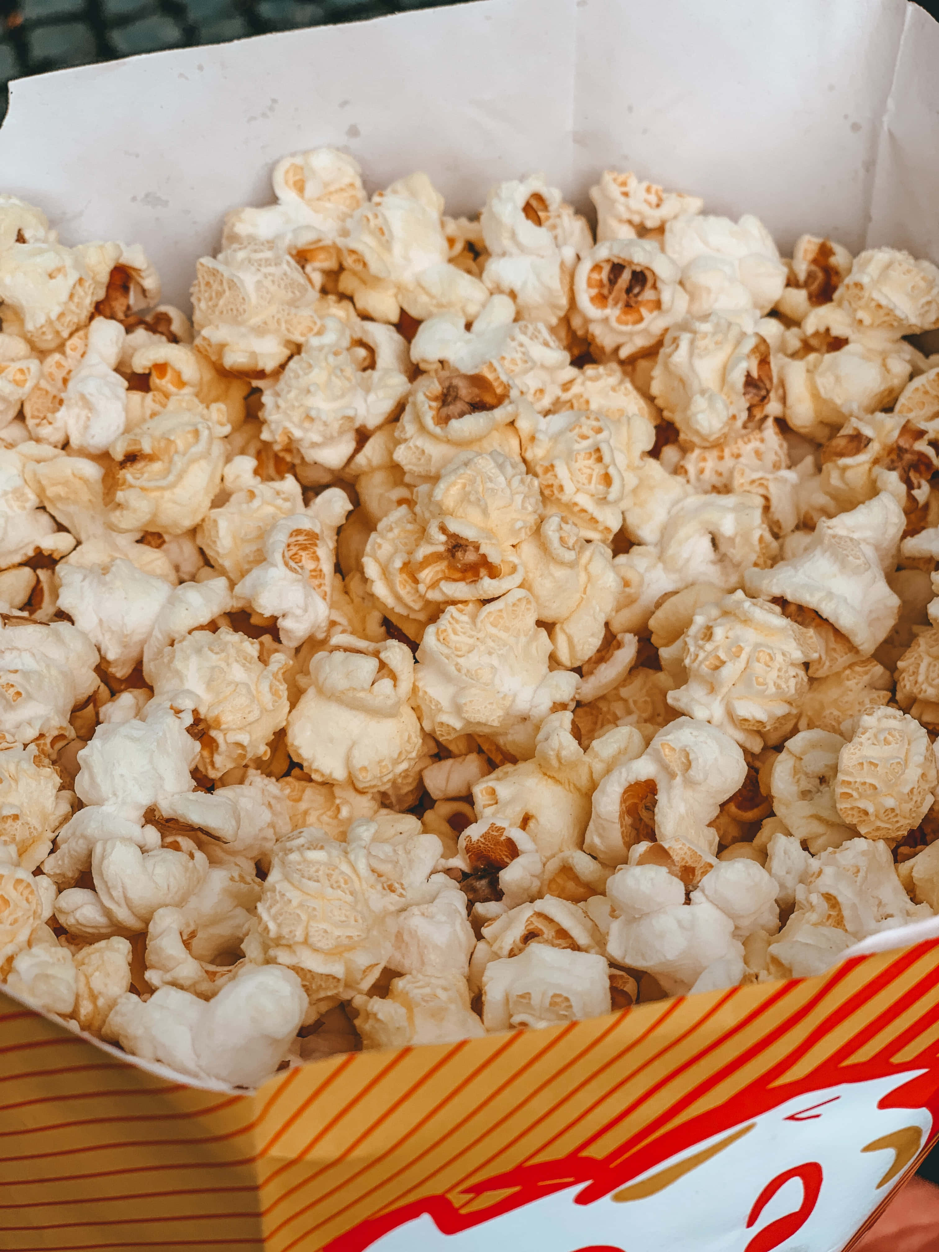 henkilö pitämässä popcorn-rasiaa Taustakuvat