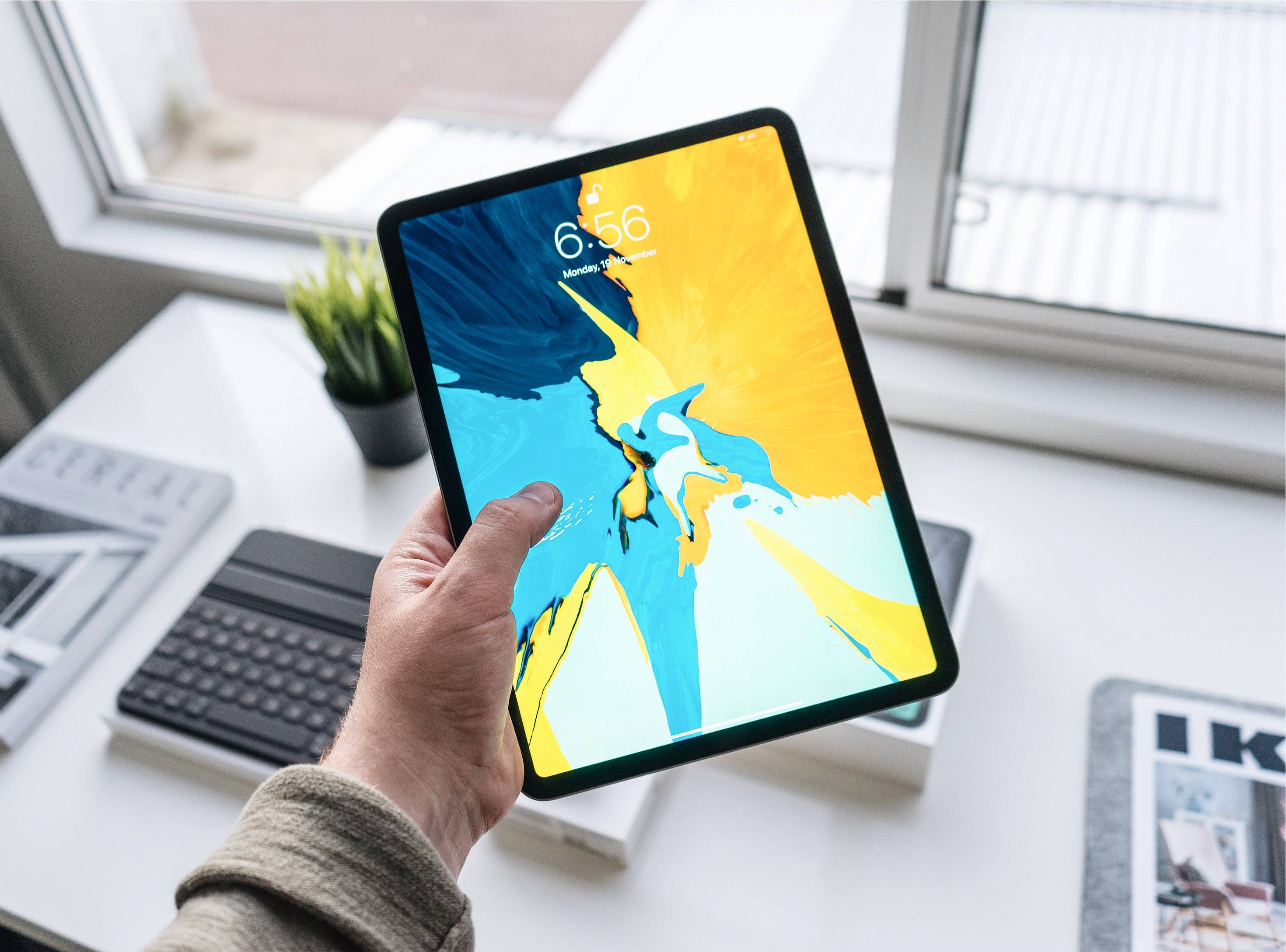 Henkilö Pitelemässä Apple iPad Prota Taustakuvat