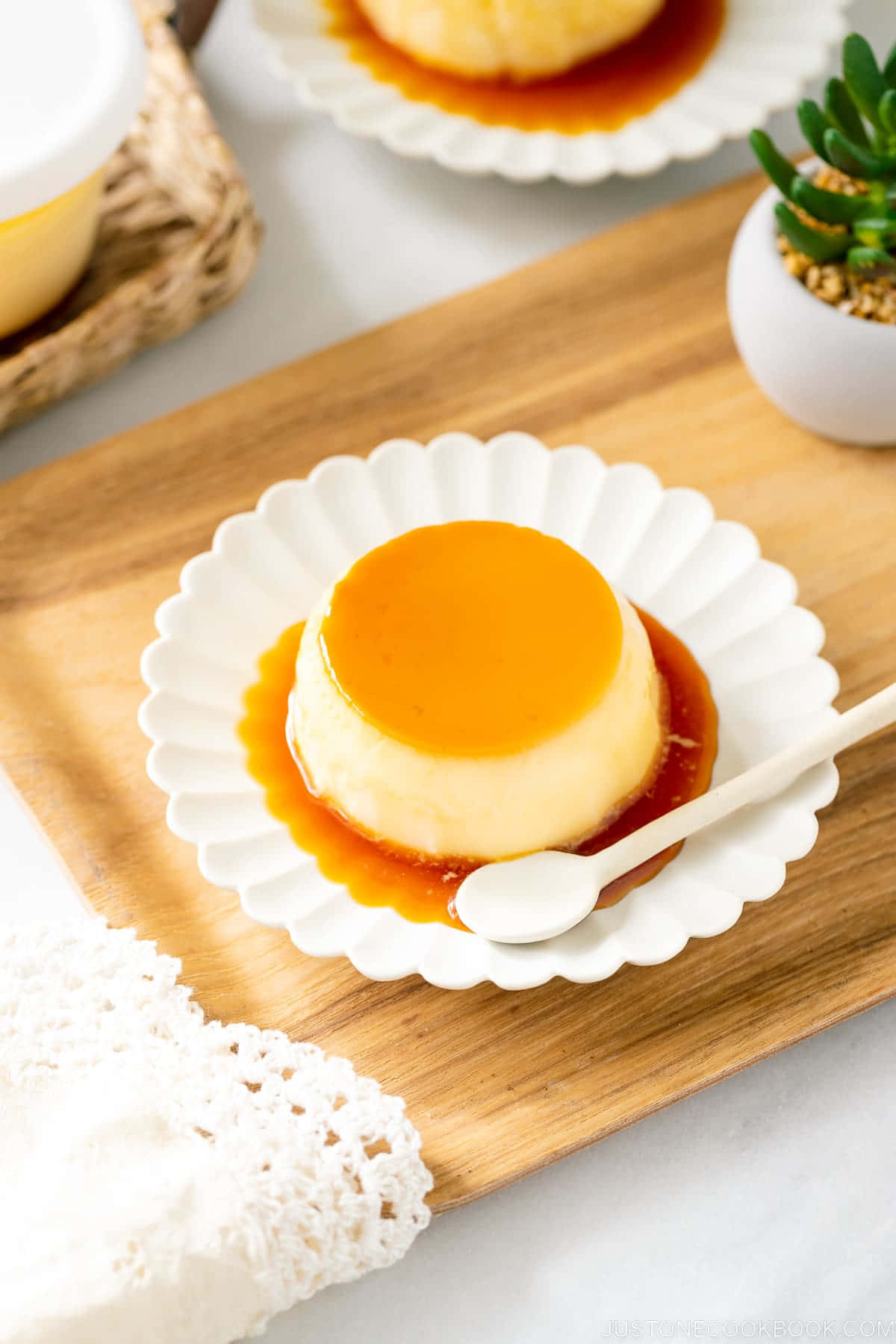 Hienostuneita japanilaisia makeisia lautasella Taustakuvat