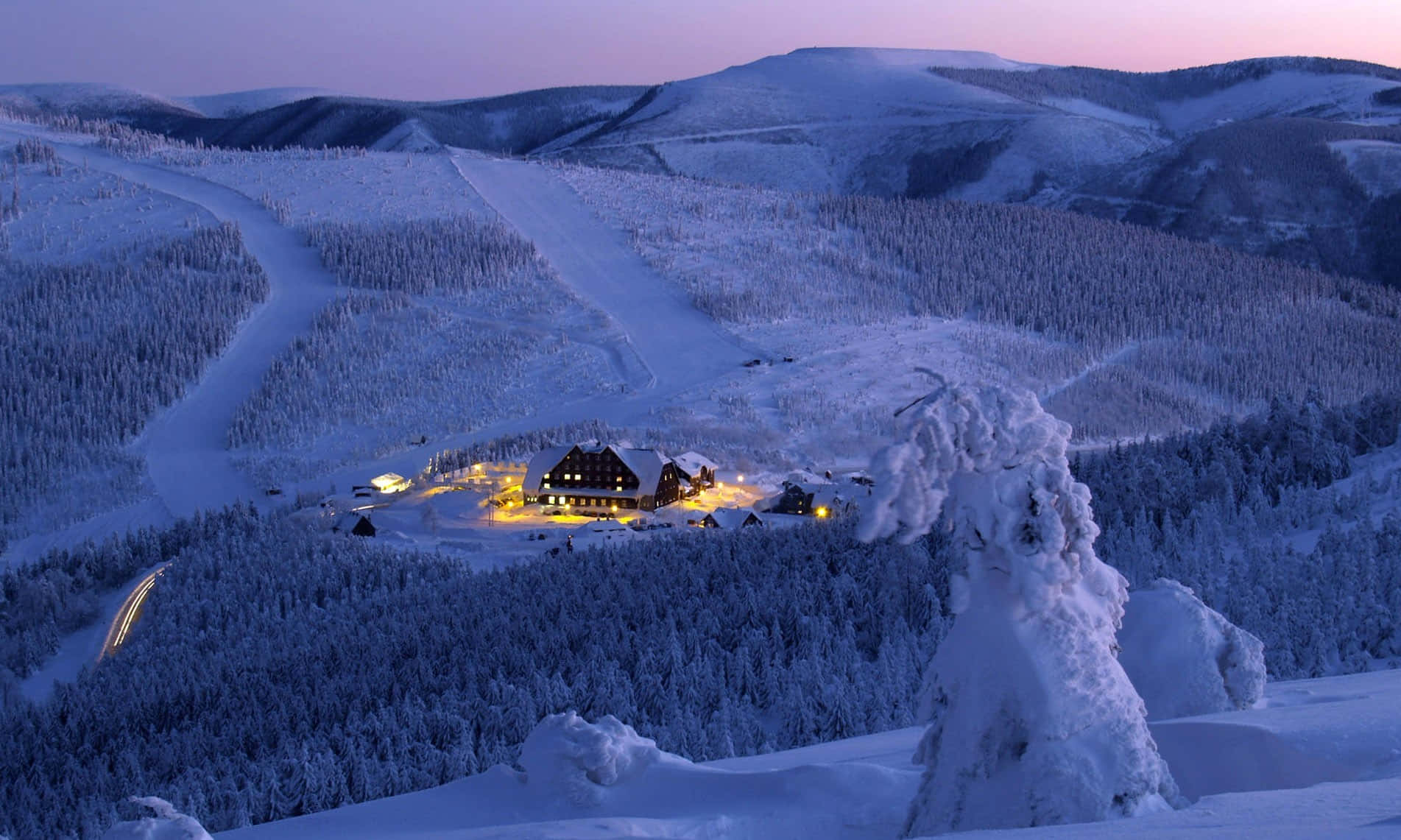 Hiihtokeskuksen talvinen ihmemaa työpöydälle Taustakuvat