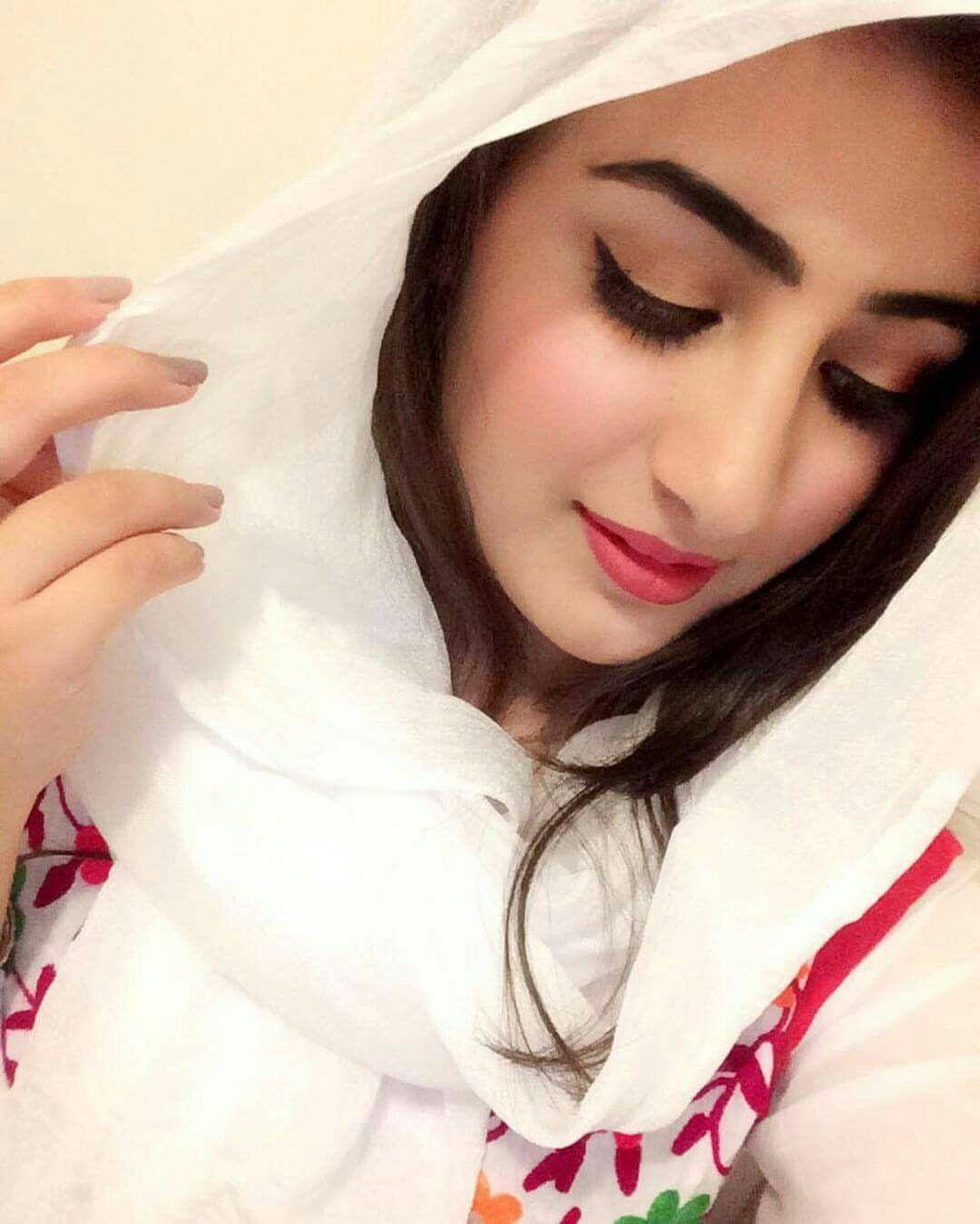 Hijab-tytön selfie valkoisessa Taustakuvat