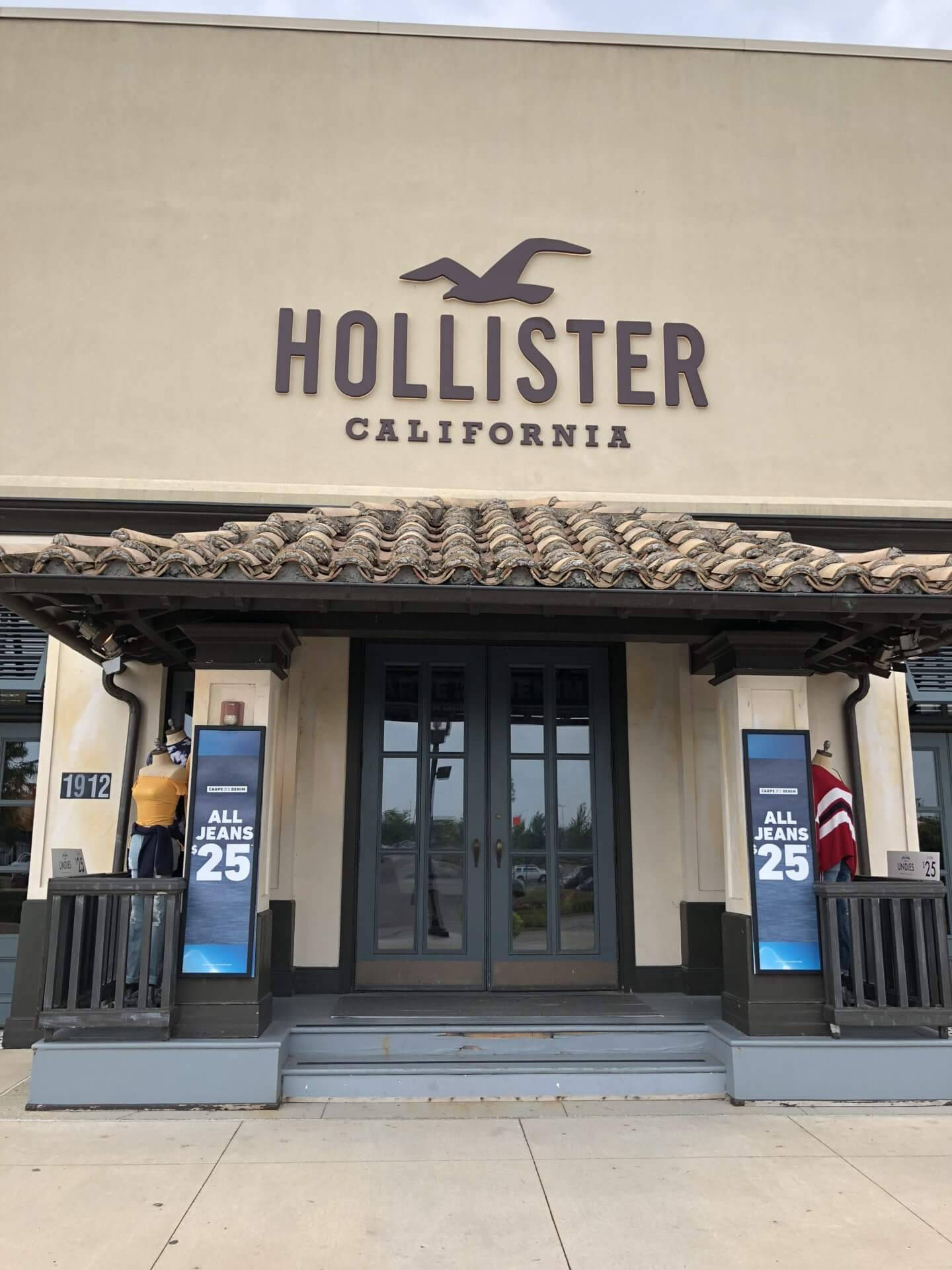 Hollister-myymälän julkisivun logo Taustakuvat