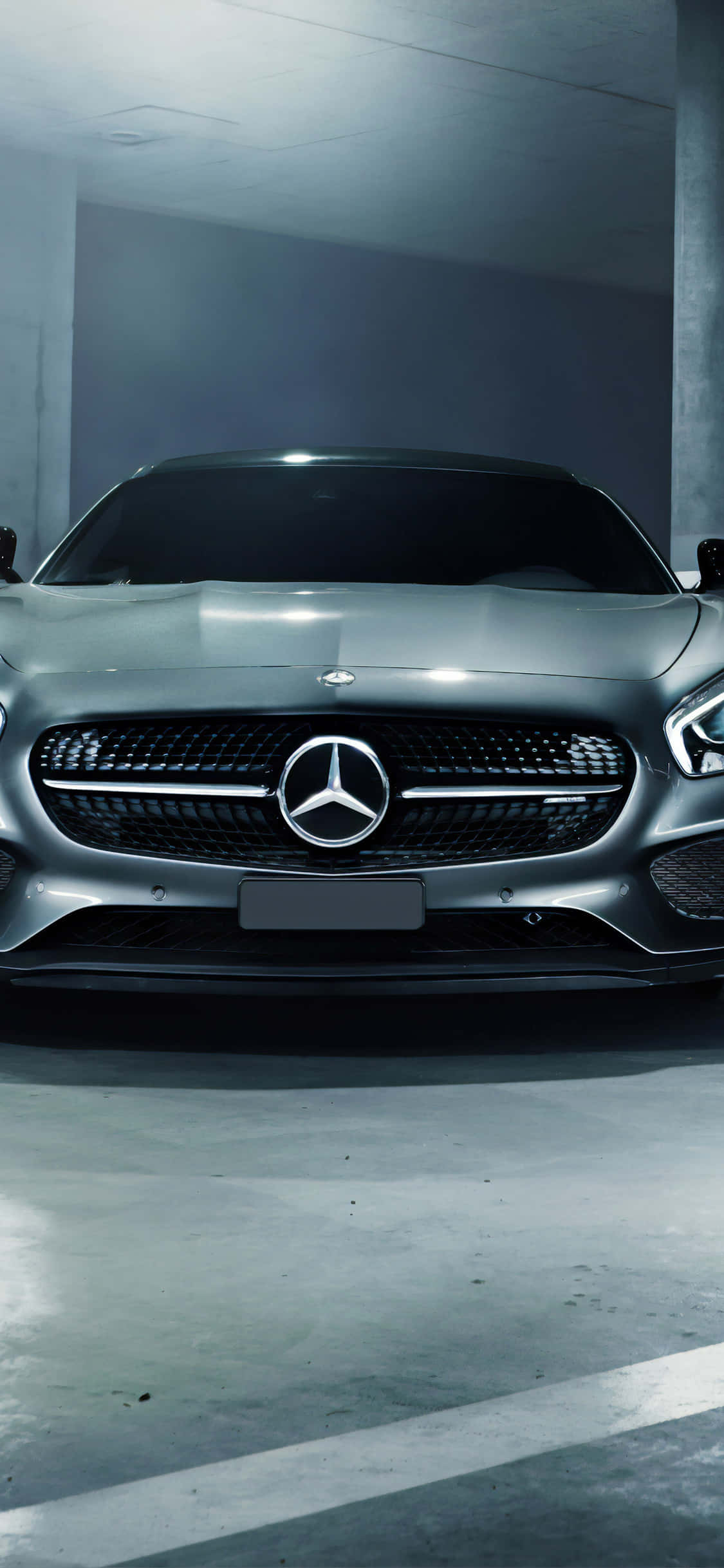 Hopeinen iPhone Xs Mercedes Amg -tausta Parkkipaikalla Taustakuvat