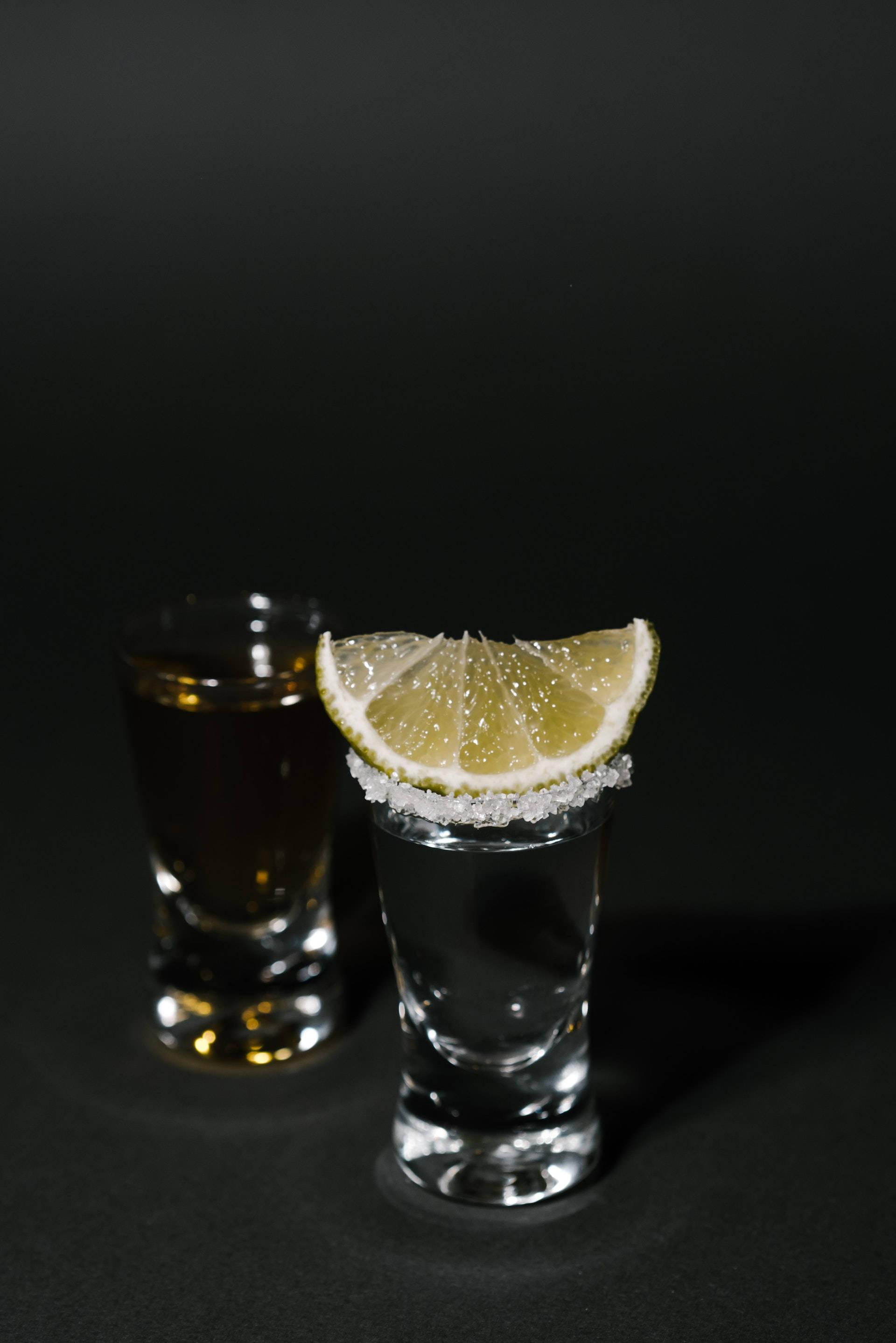 Hopea ja kulta tequila- ja sitruunashotit Taustakuvat