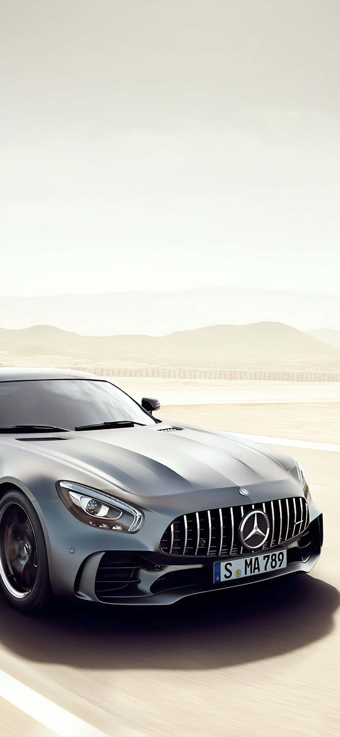 Hopeinen iPhone Xs Mercedes Amg -tausta Aavikolla Taustakuvat