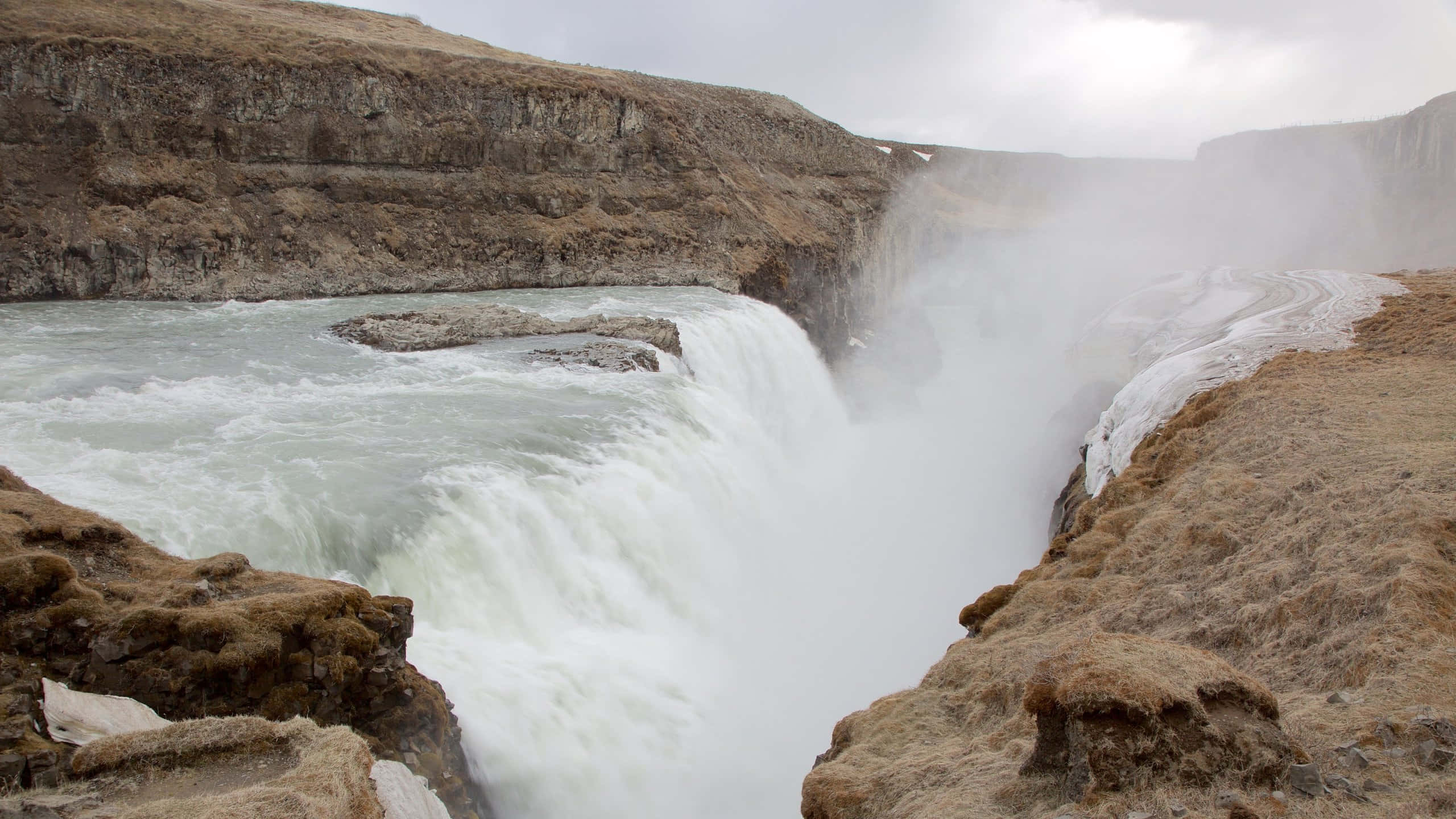 Höyryävä Gullfoss-vesiputous Lounais-Islannissa Taustakuvat