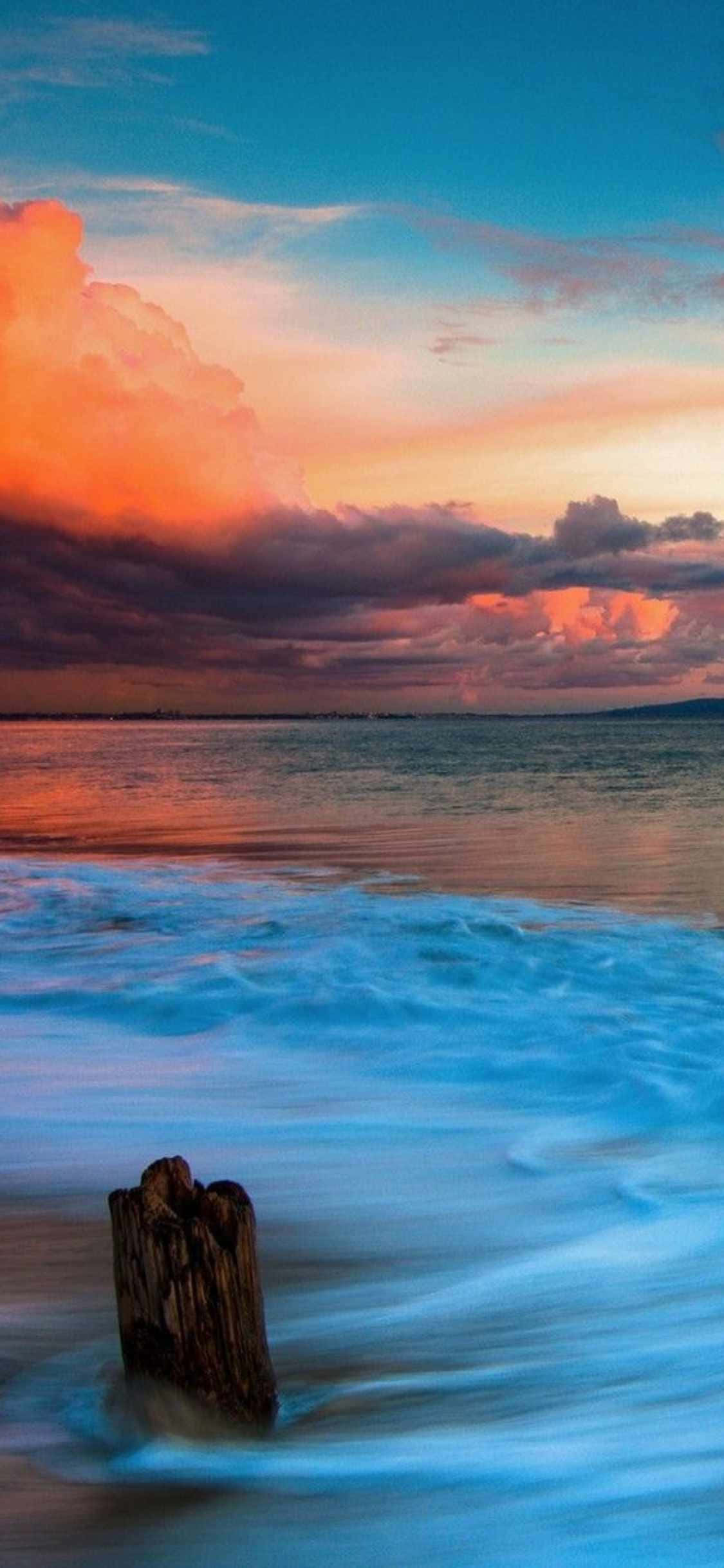 Idyllinen auringonlasku Malibussa, Kaliforniassa, kuvattuna iPhone Xs:n linssin läpi Taustakuvat