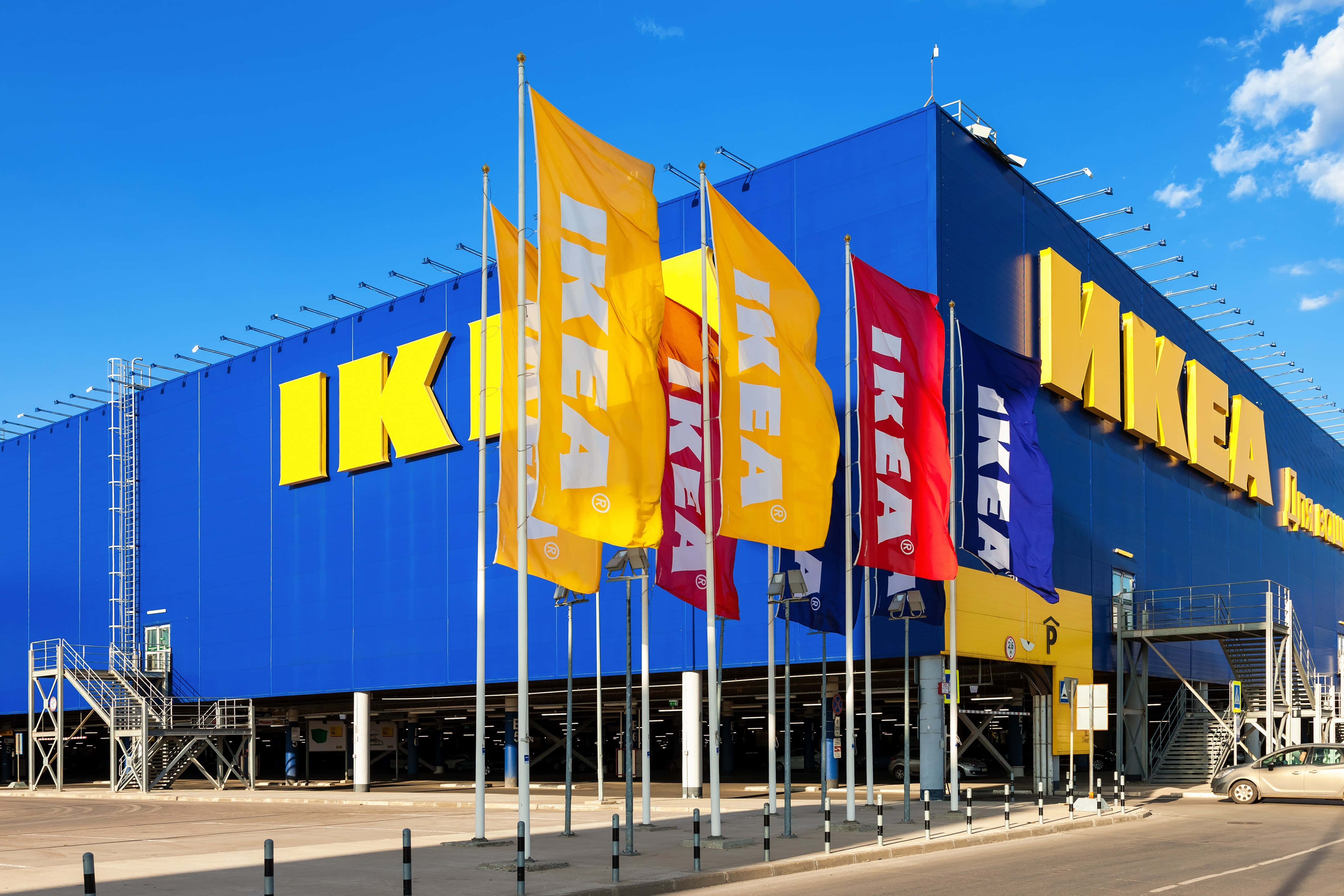 Ikea-myymälä sinisellä taivaalla Taustakuvat
