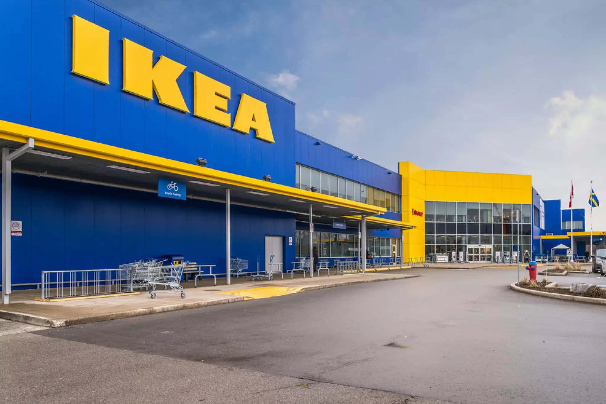 Ikea - sininen ja keltainen rakennus parkkipaikalla Taustakuvat