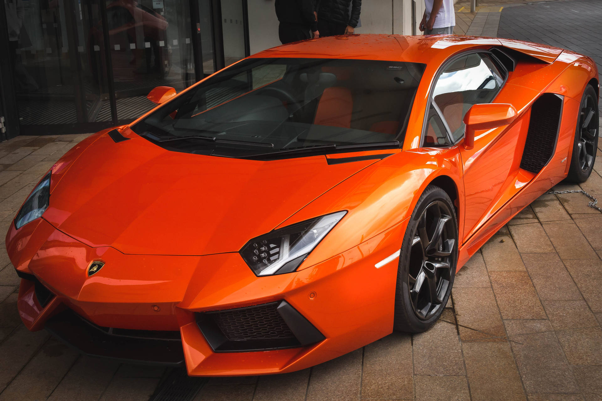 Oranssi Lamborghini Aventador edestä ja sivulta -taustakuva.