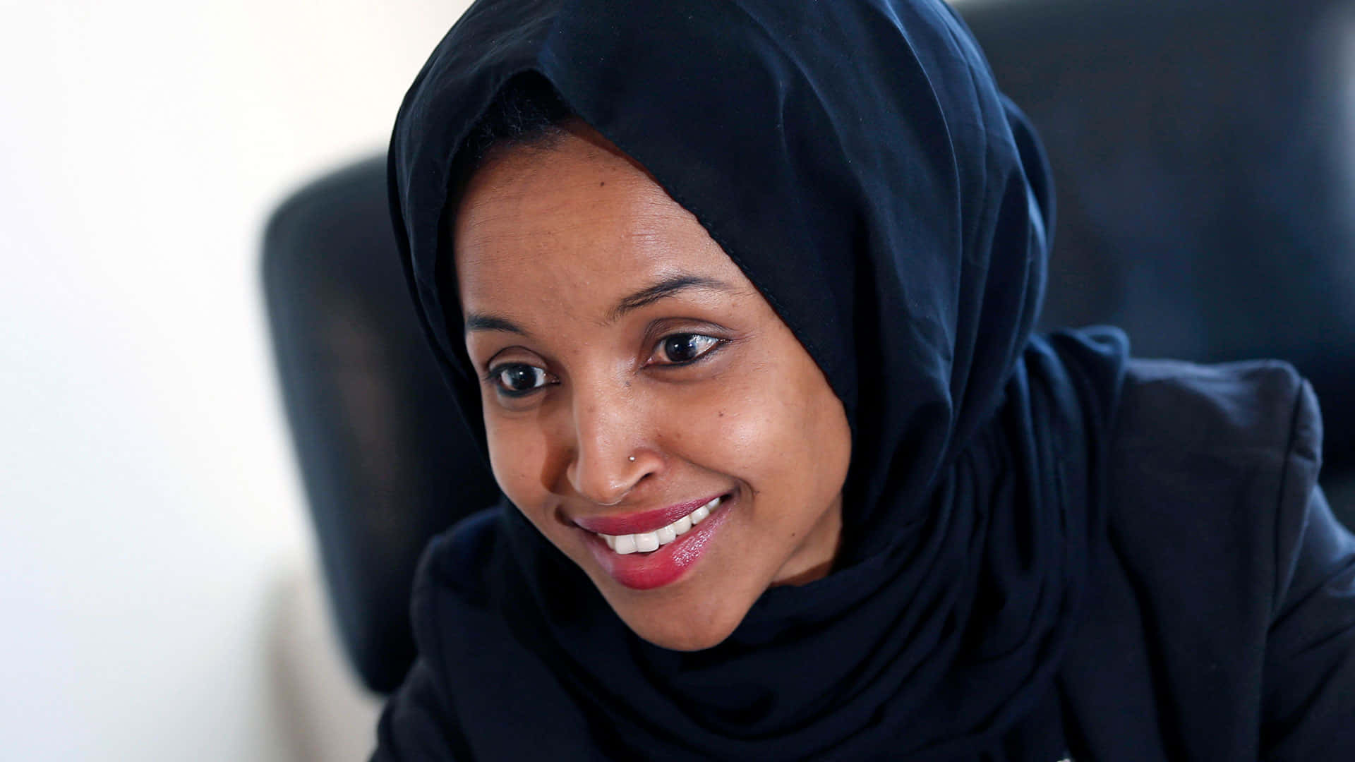 Ilhan Omar pukeutuneena täysin mustaan asuun Taustakuvat