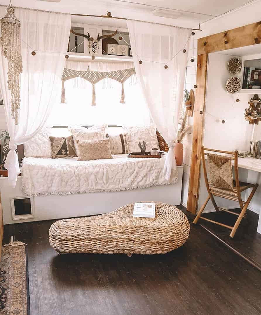 Ilmaise sisäinen boho-tyylisi värikkäillä kuvioilla ja kukkaistekstuureilla. Taustakuvat
