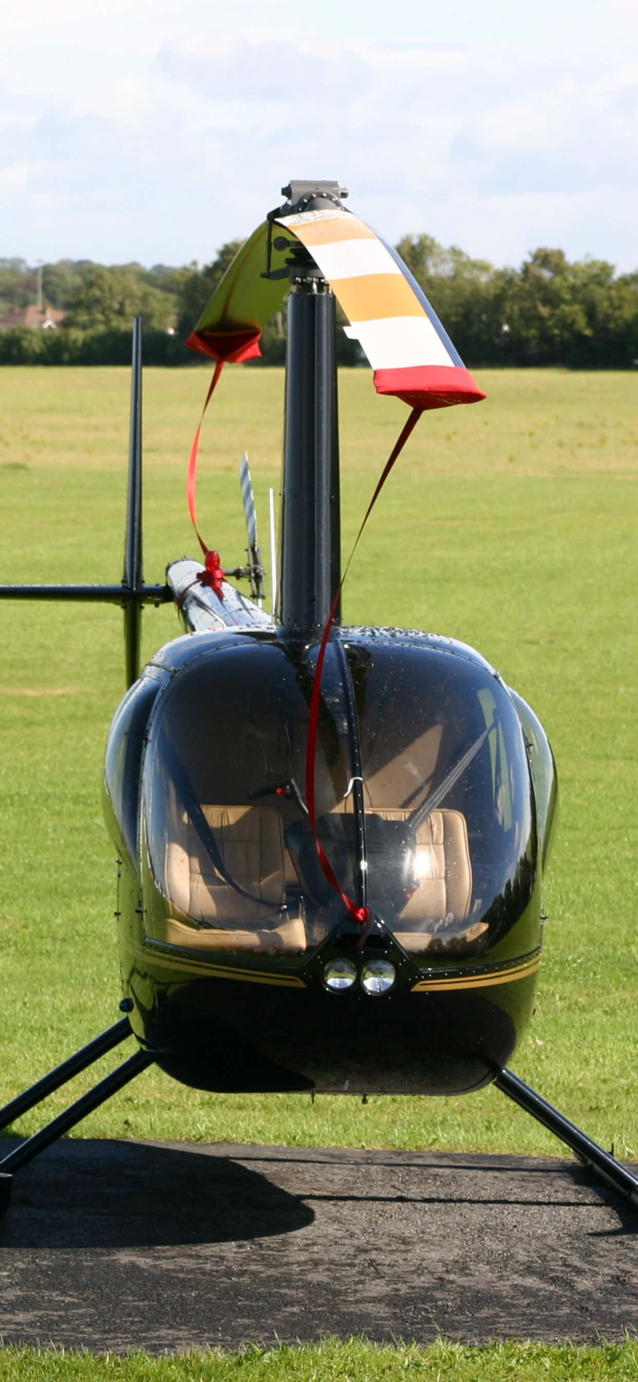 Ilmakuva metsäniitystä, jonka yläpuolella leijuu helikopteri. Taustakuvat