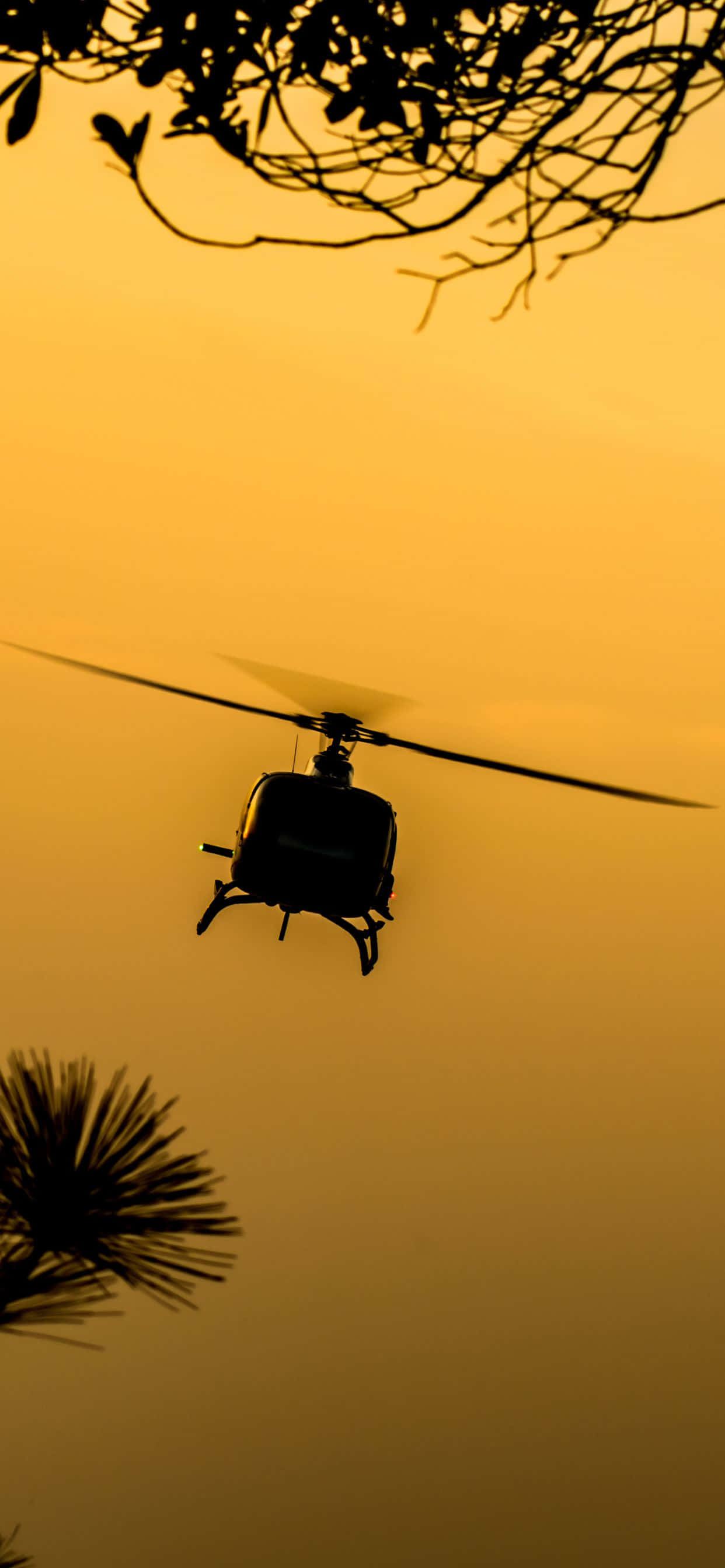Ilmakuva tyylikkäästä helikopterista, joka kantaa uutta iPhone Xs Maxia Taustakuvat