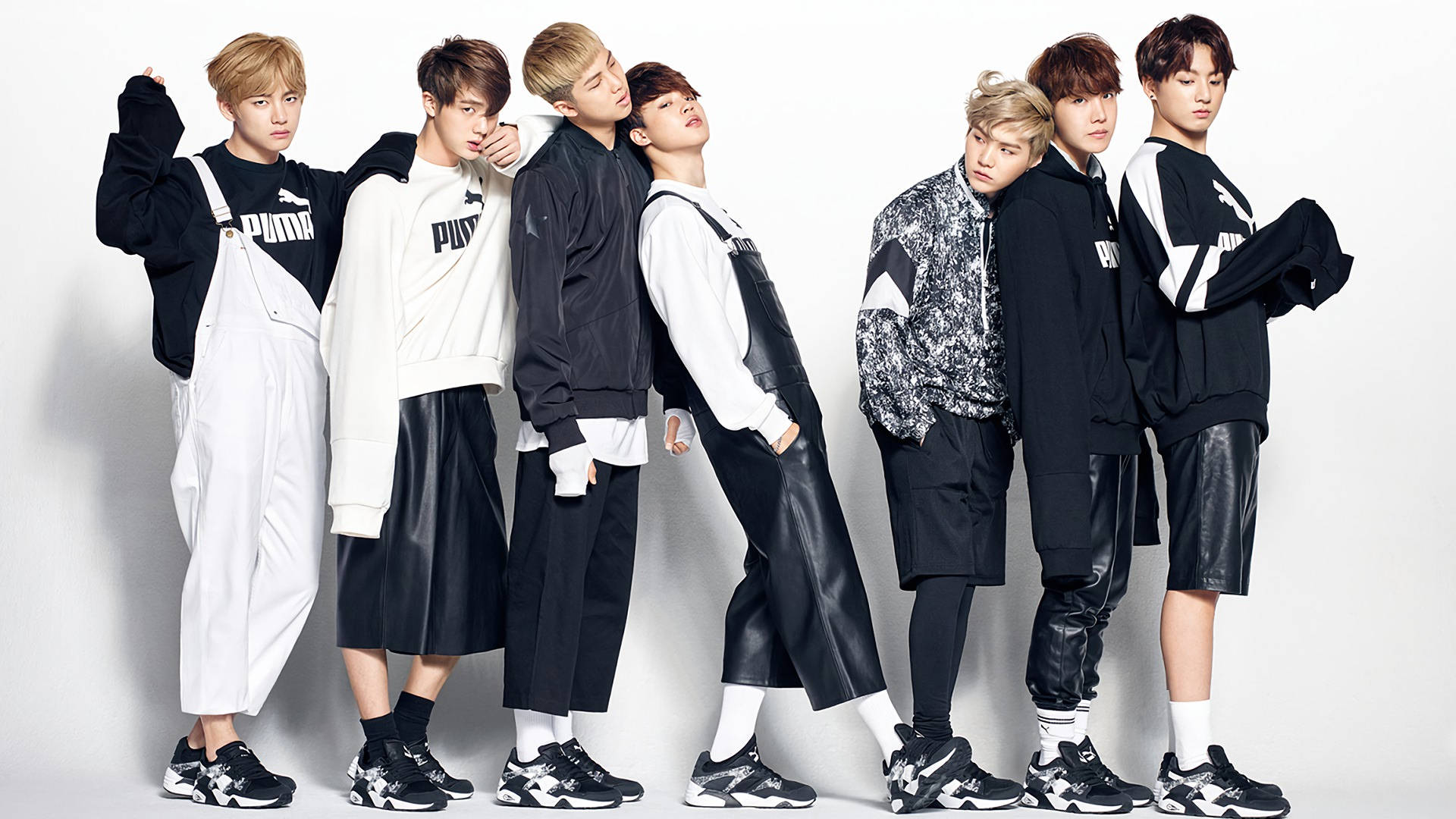 BTS-poikabändin jäsenet V, Jungkook, Jimin, Suga, Jin, RM ja J-hope mustavalkoisissa asuissa.