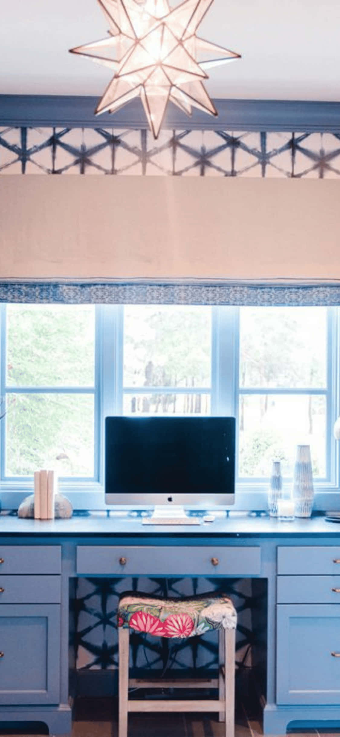 iMac sinisen pöydän päällä iPhone X -toimistotausta Taustakuvat