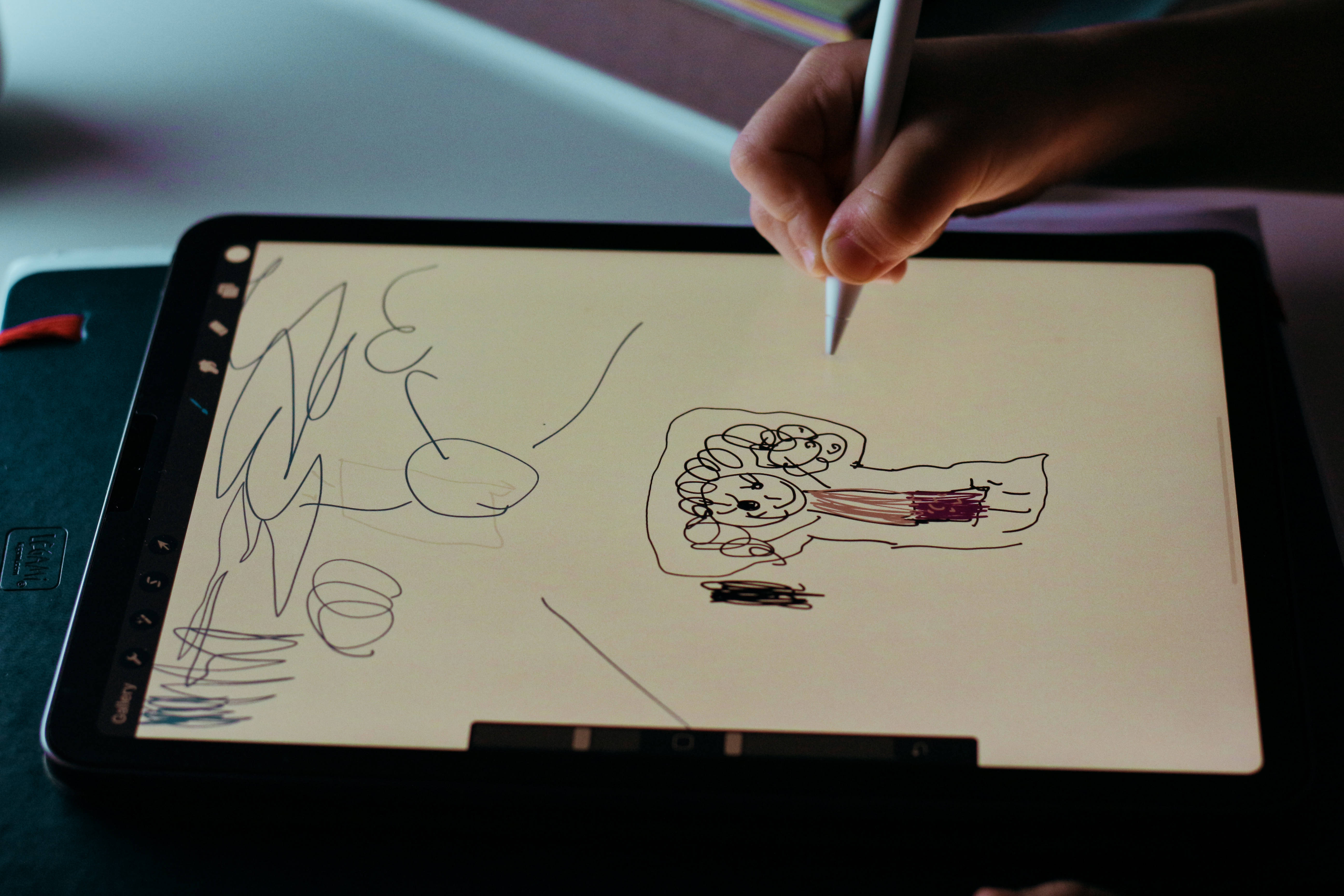 iPad Pro -piirroksia tabletilla Taustakuvat