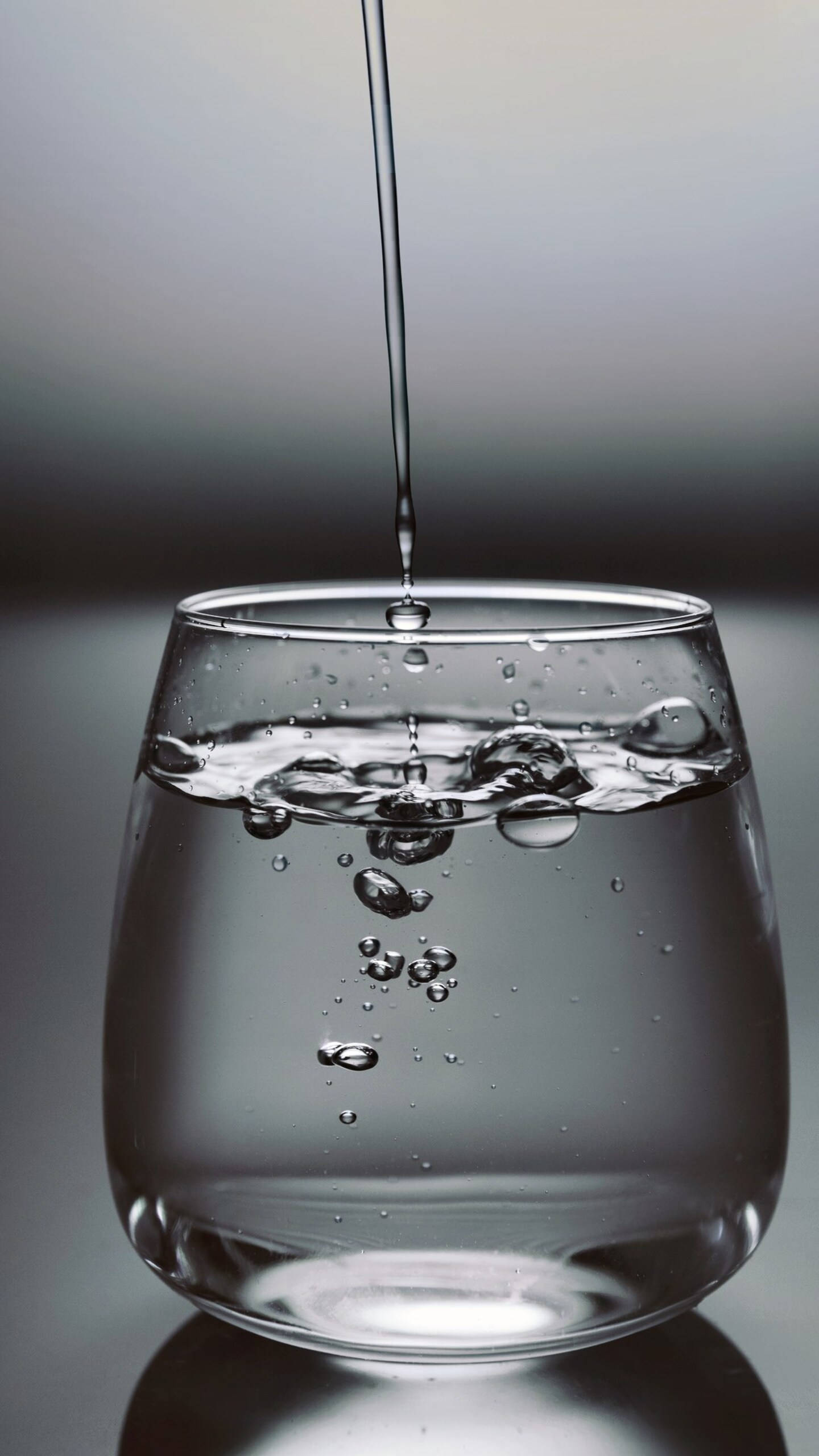 iPhone 12 Pro Max Pouring Glass Taustakuvat