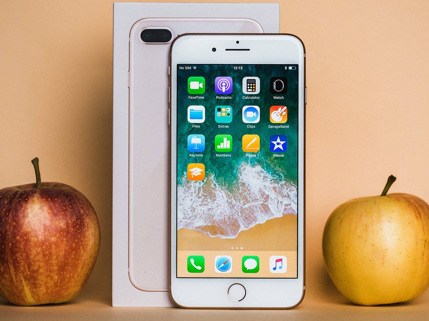 iPhone 8 omenoiden kanssa Taustakuvat