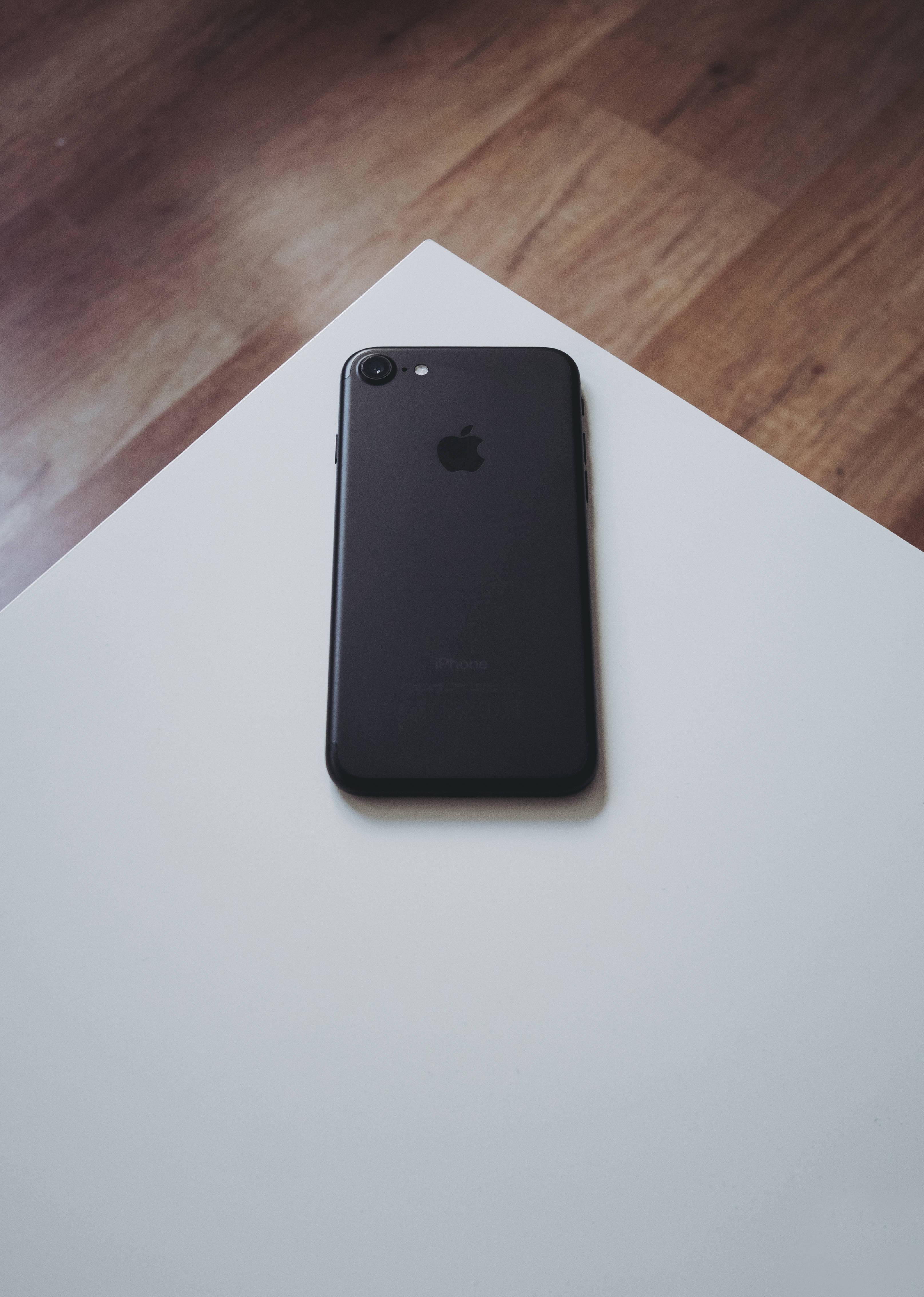 iPhone 8 valkoisella pinnalla Taustakuvat