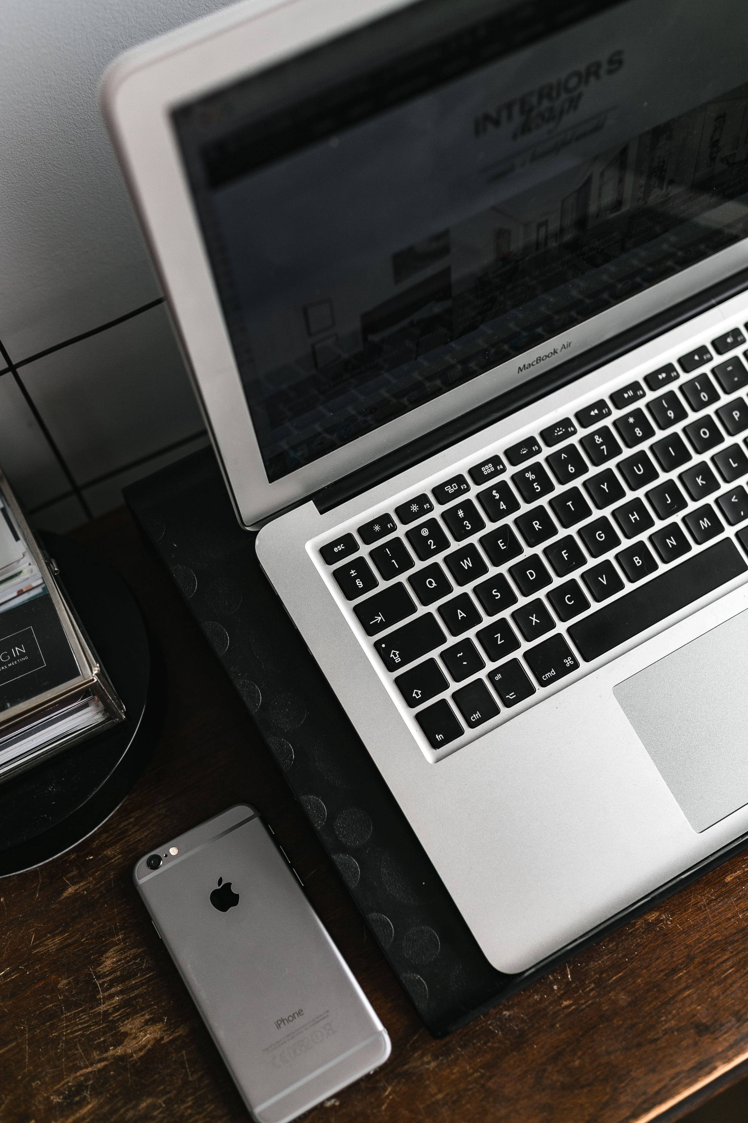 iPhone-pöytä hopeisella MacBookilla Taustakuvat