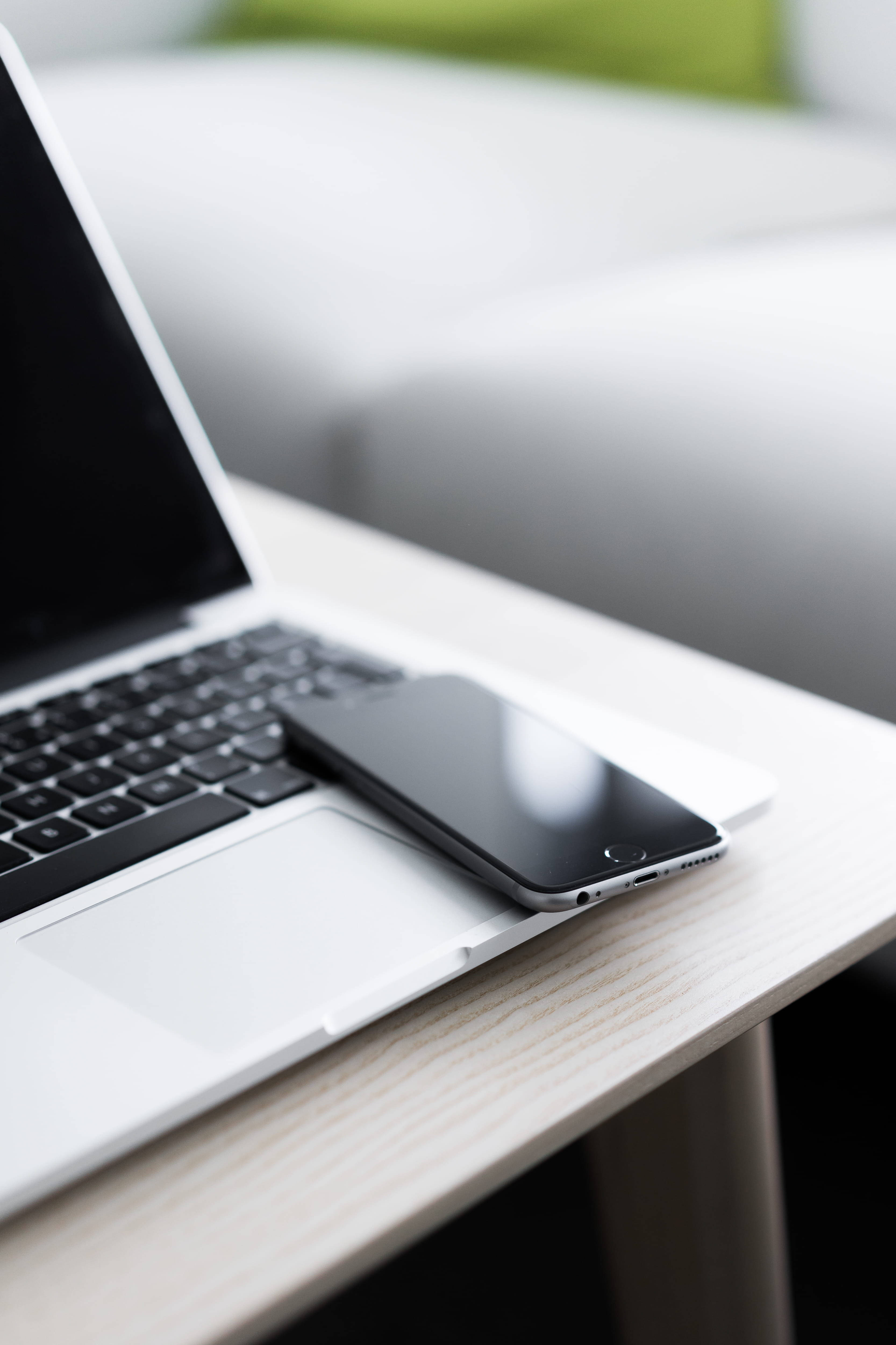 iPhone-pöytä MacBookin kanssa Taustakuvat