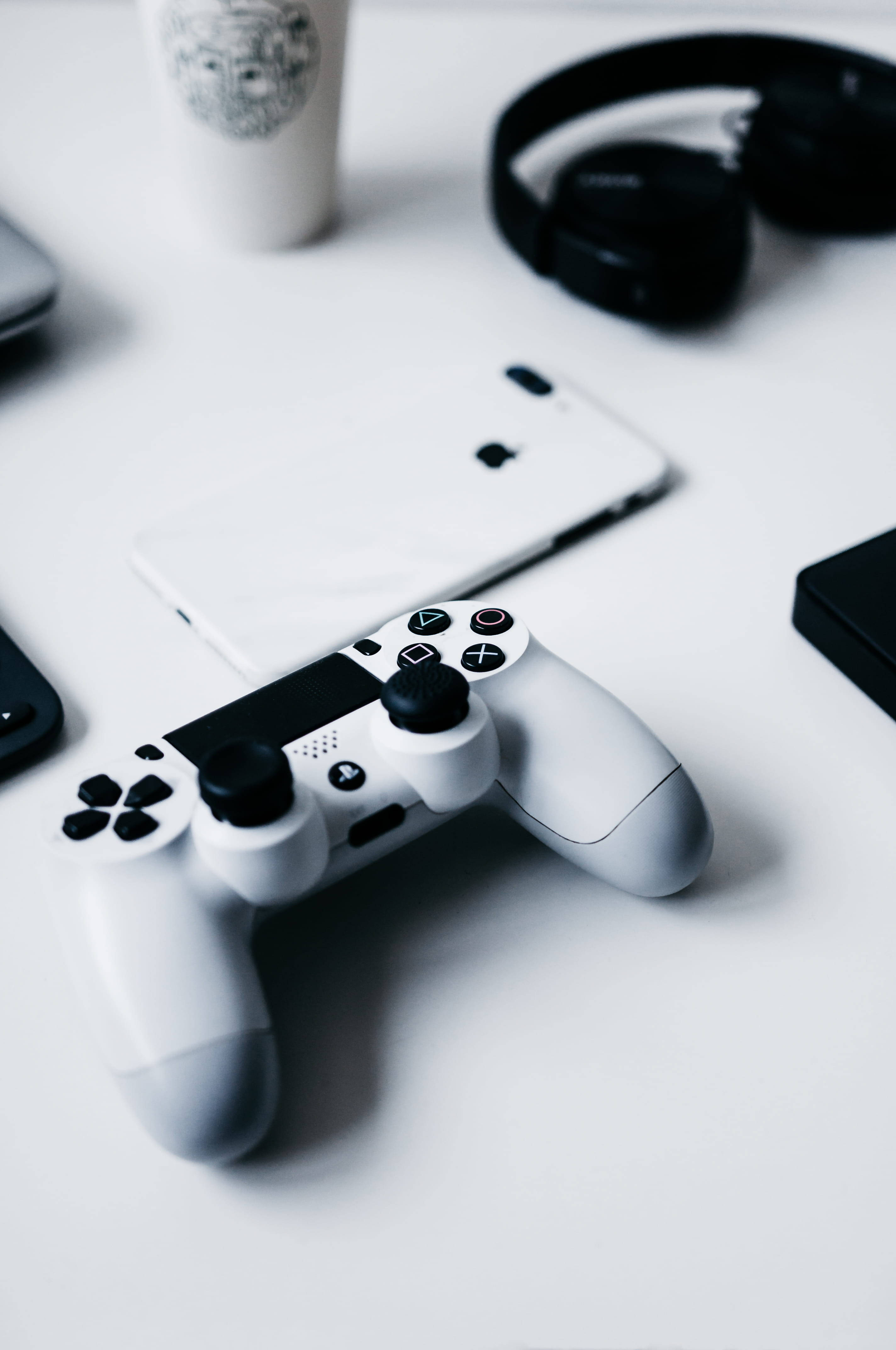iPhone-pöytä PlayStation-ohjaimella Taustakuvat
