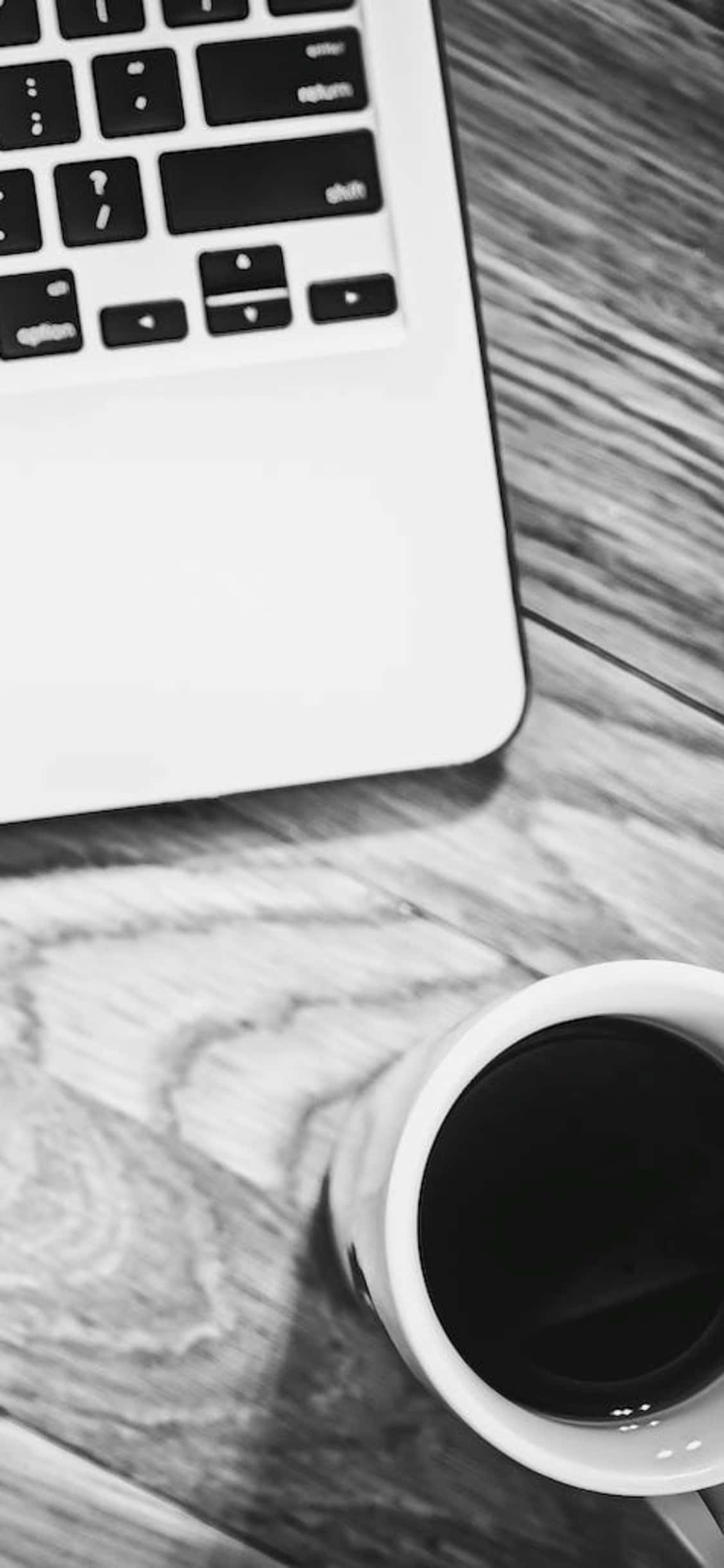 iPhone X Pöytä Tausta Mustavalkokuva Kupilla Ja Kannettavalla Taustakuvat