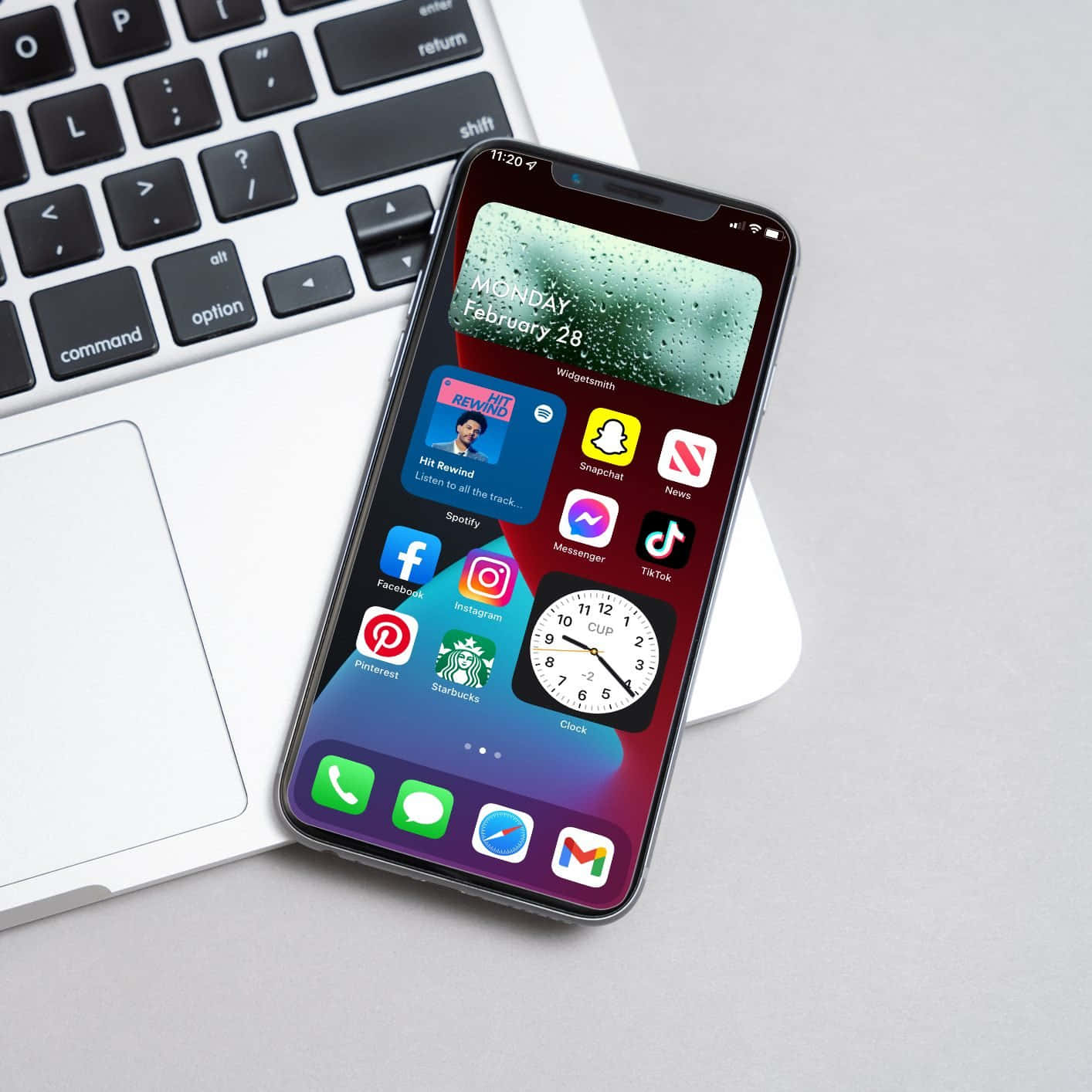 iPhone xr sovelluksineen kannettavan tietokoneen vieressä Taustakuvat