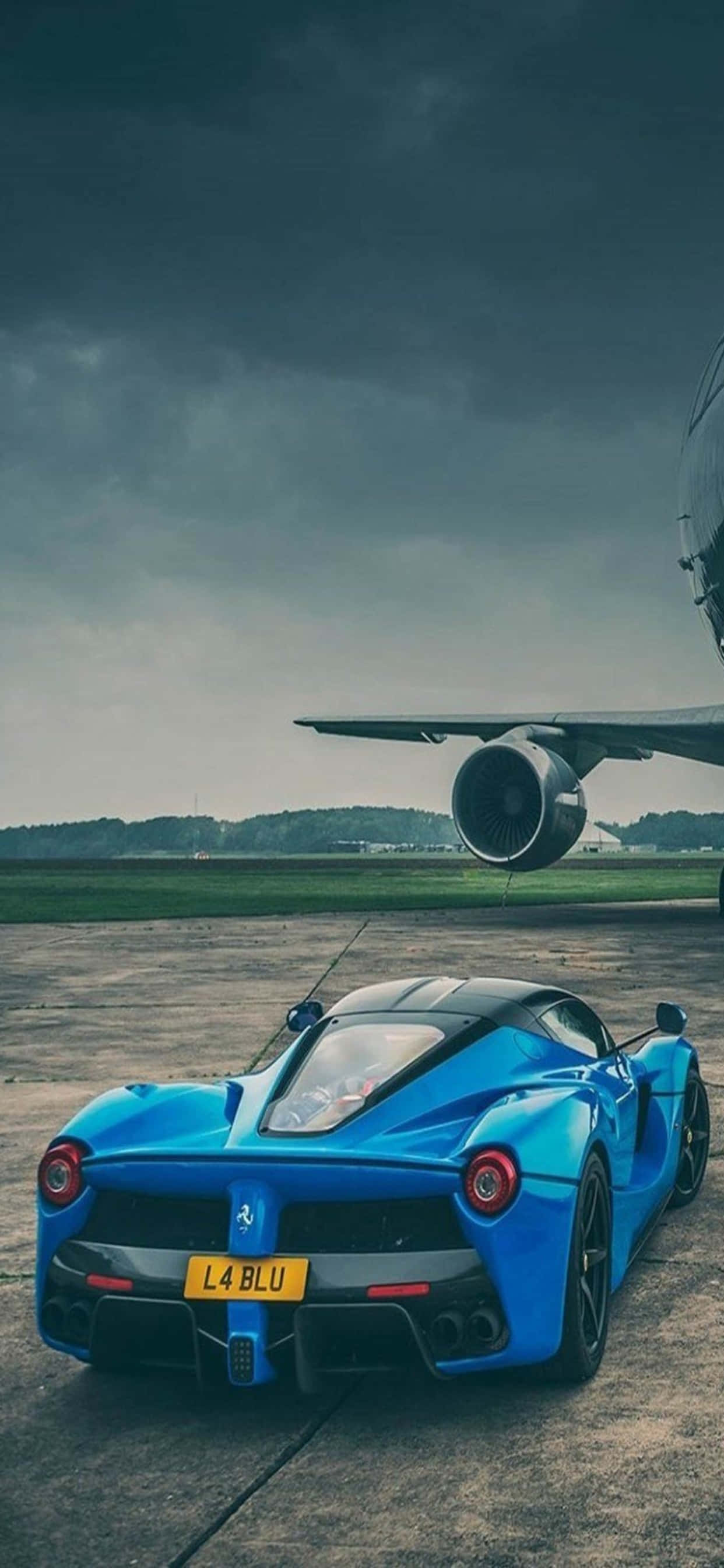 iPhone Xs Max Ferrari -taustakuva Kiiltävä sininen LaFerrari lentokentällä Taustakuvat