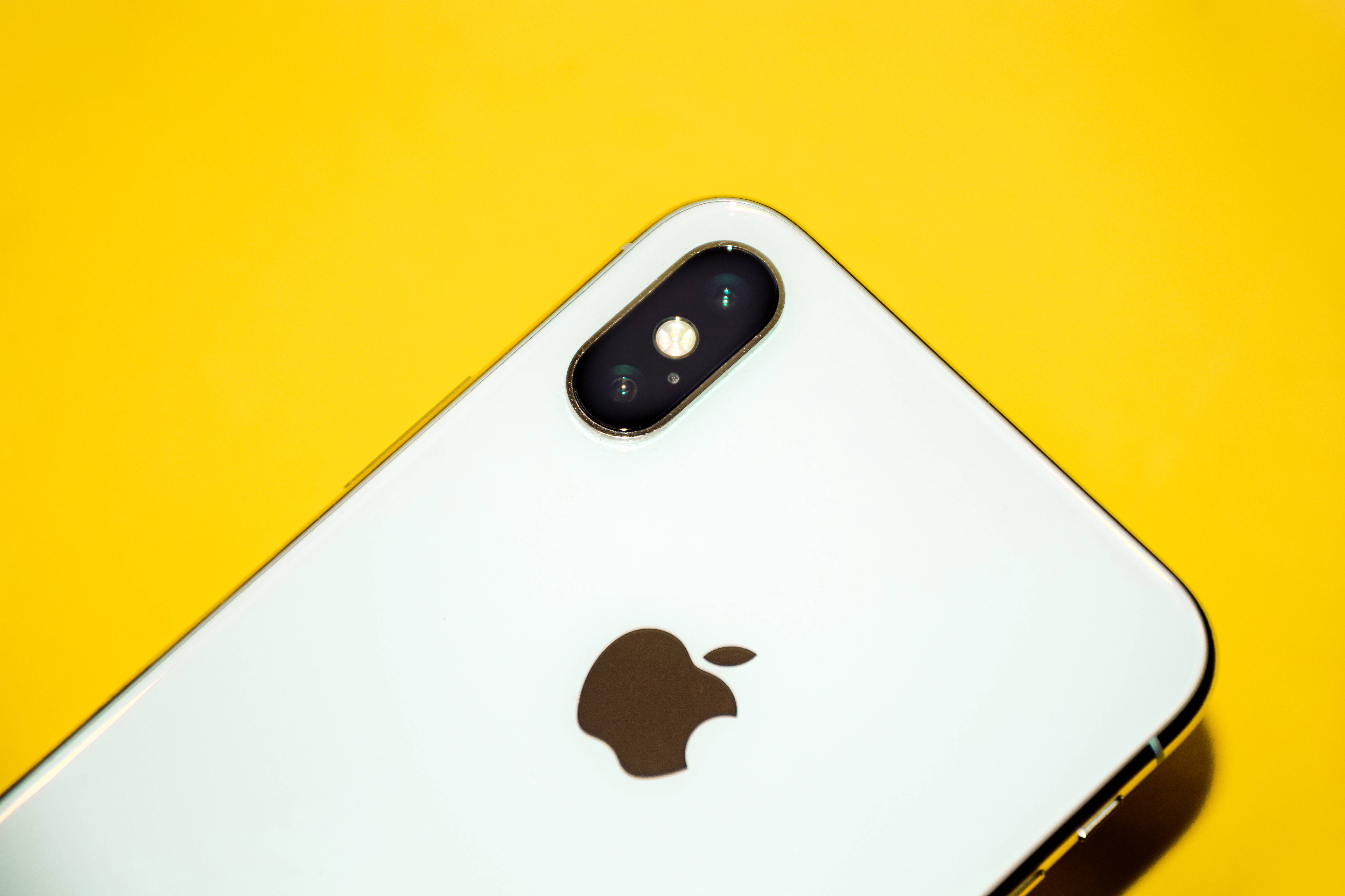 iPhone Xs Max keltaisella Taustakuvat