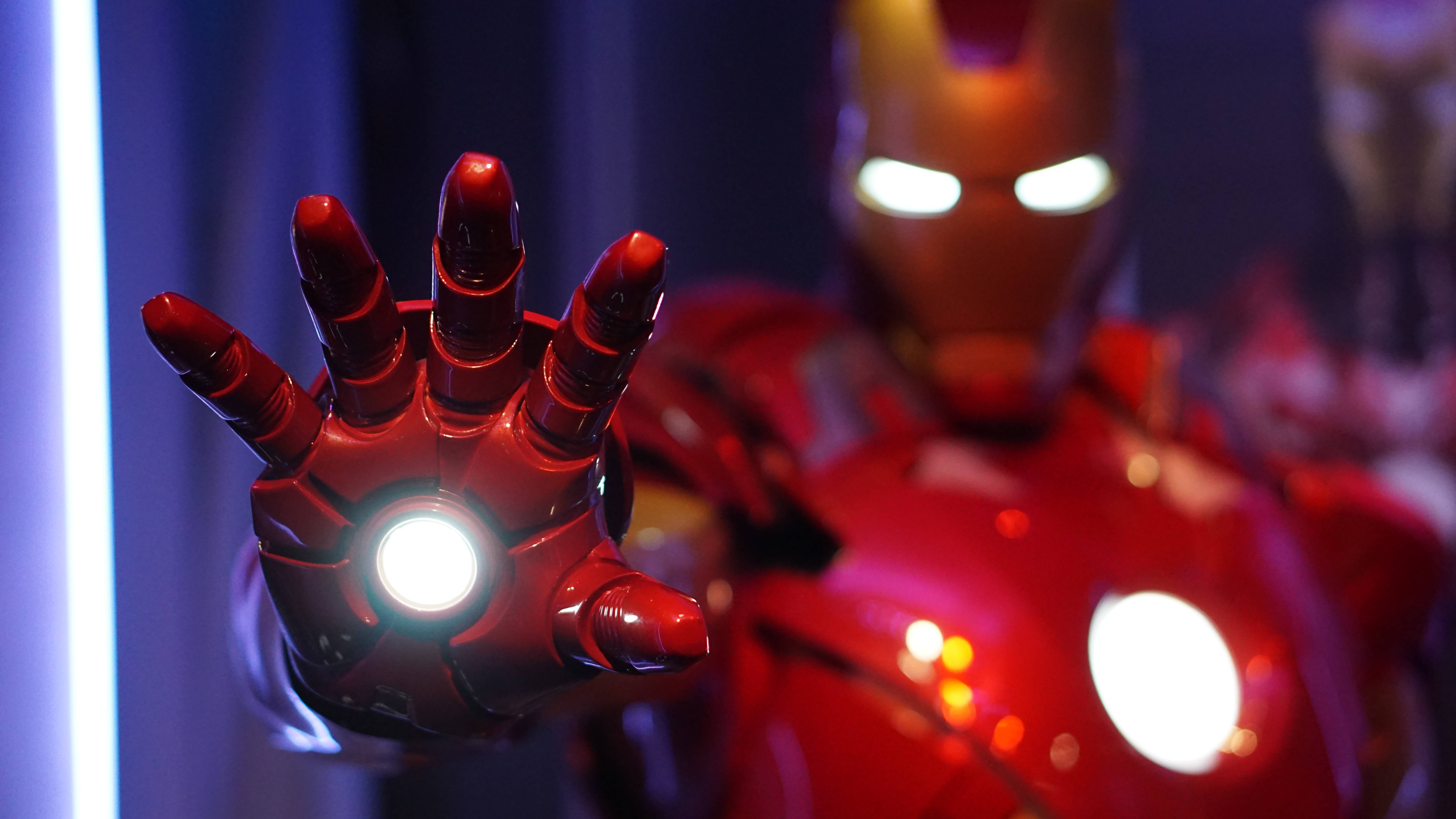 Iron Man -puku ja käsine Taustakuvat