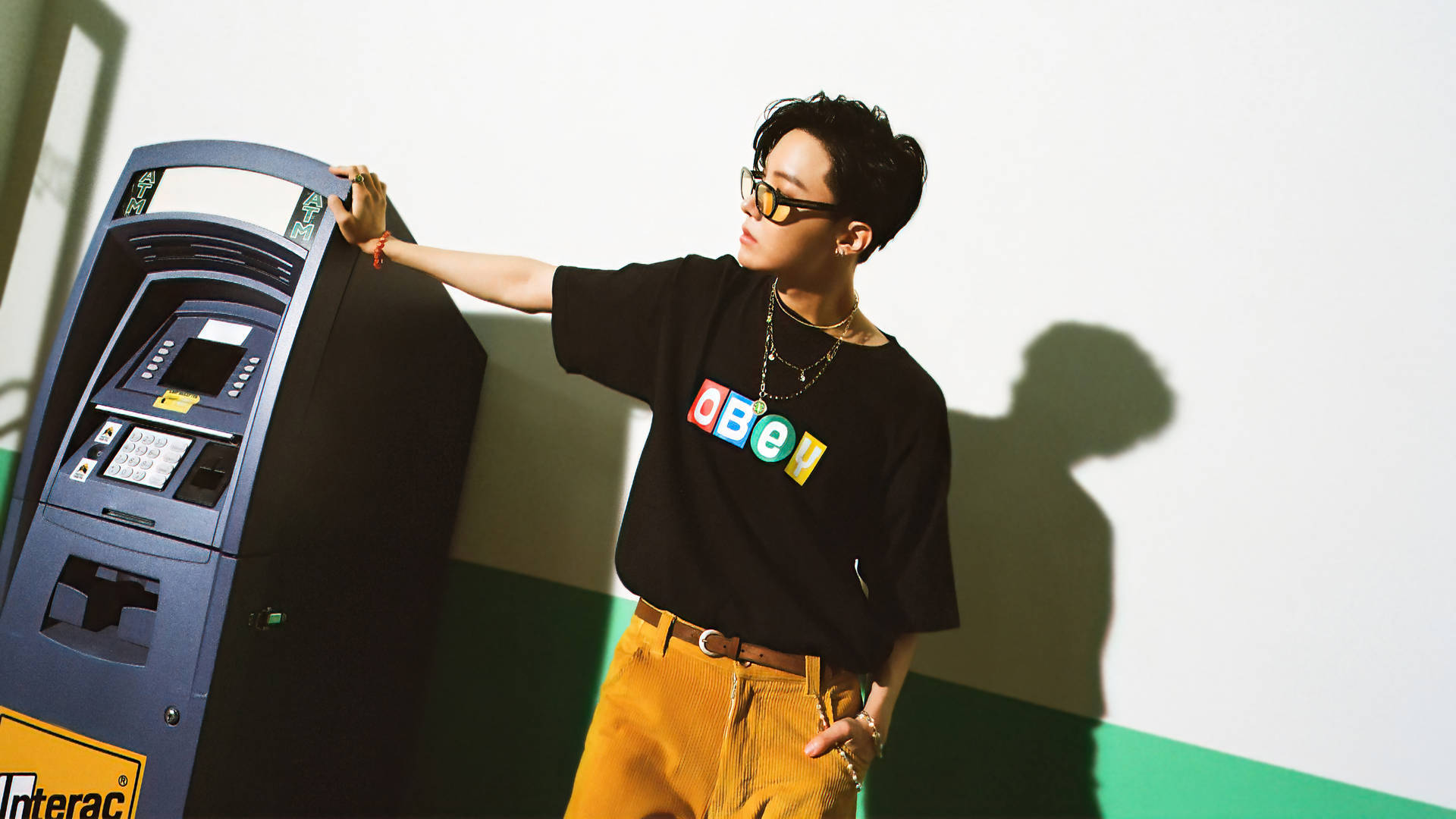 J-Hope poseeraa pankkiautomaatin kanssa Taustakuvat