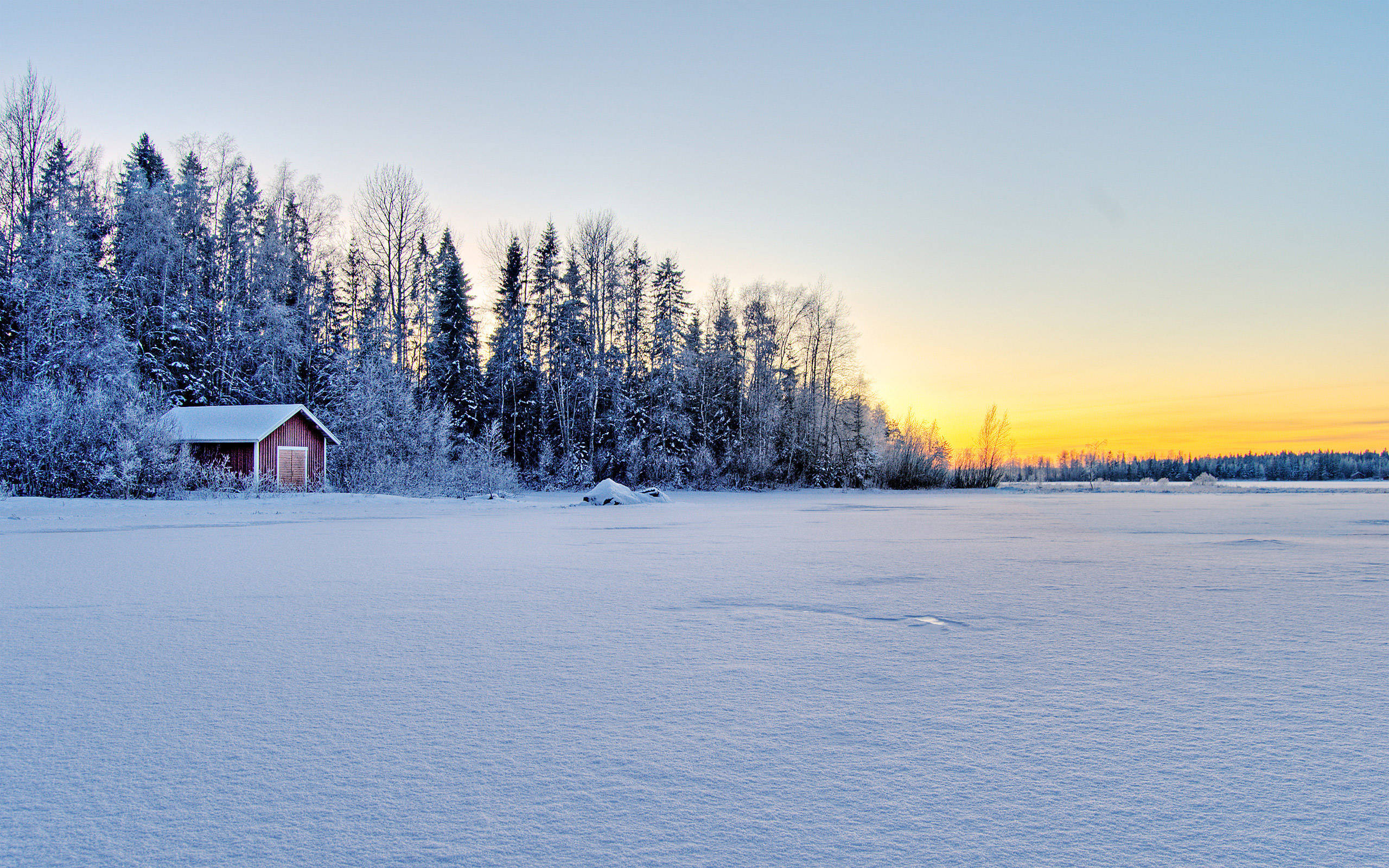 Jäätynyt järvi kylmänä talvena Taustakuvat