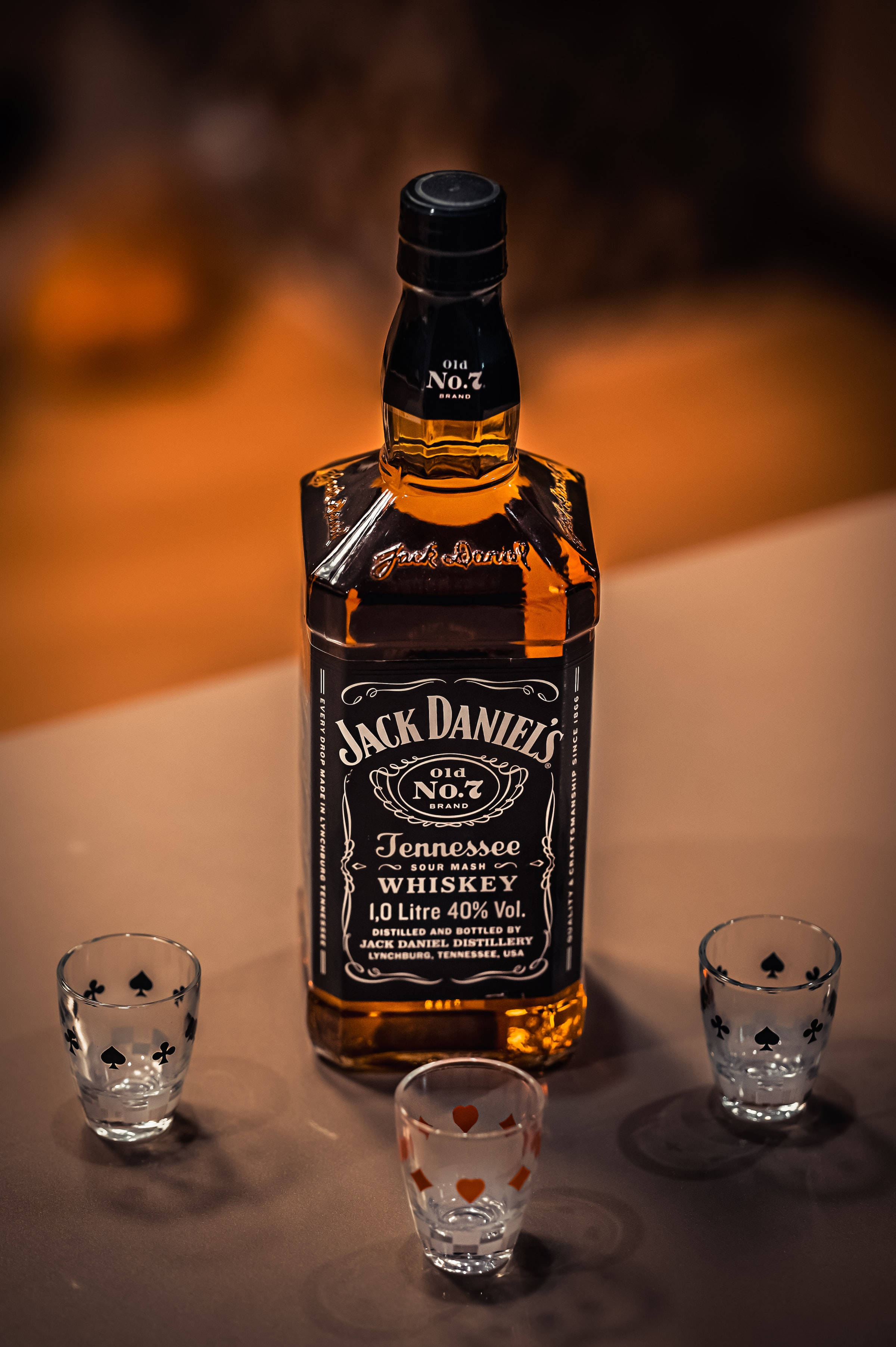 Jack Daniels -viskipullo ja shottilasit Taustakuvat
