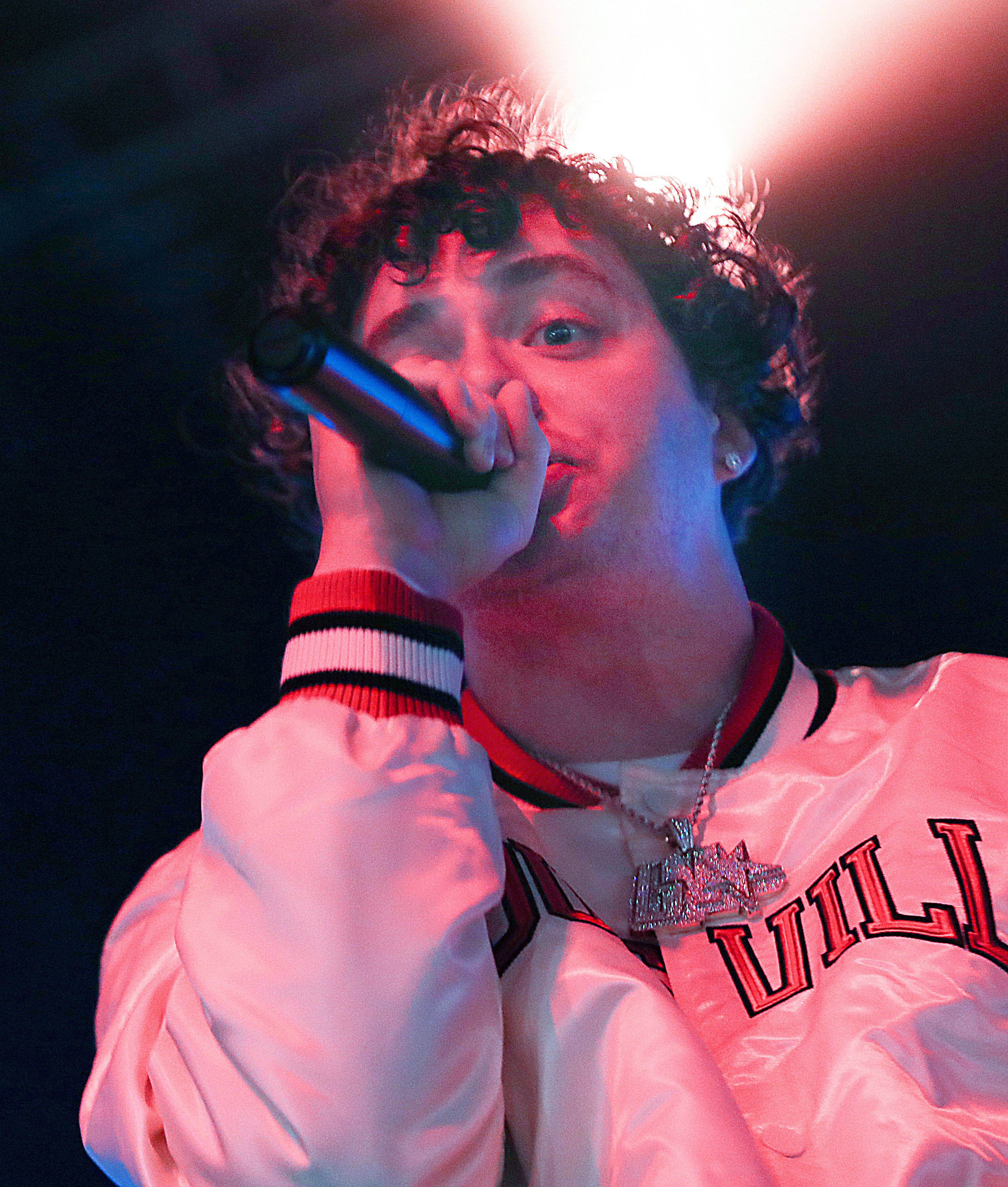 Jack Harlow mikrofoni kädessä Taustakuvat