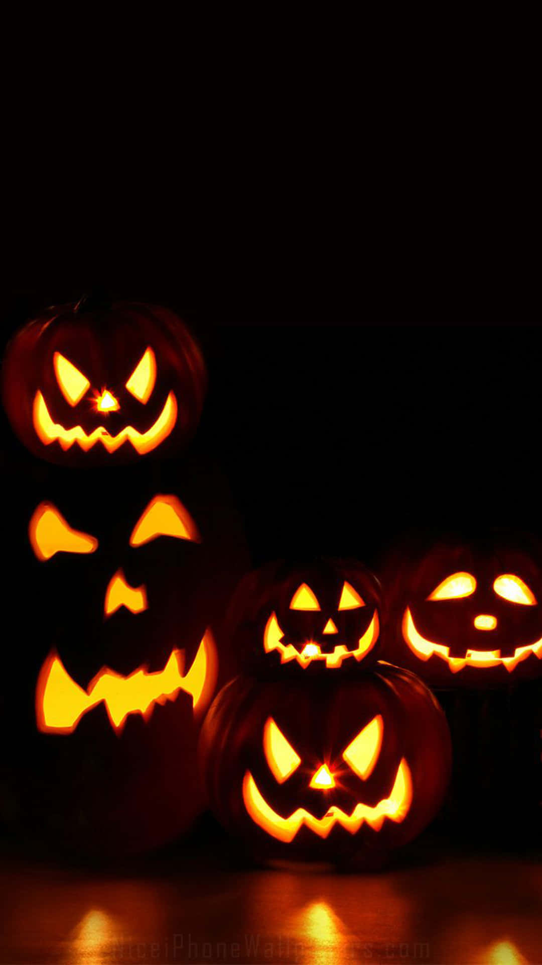 Jack O'Lanternit pimeässä iPhone Halloween-taustakuva Taustakuvat