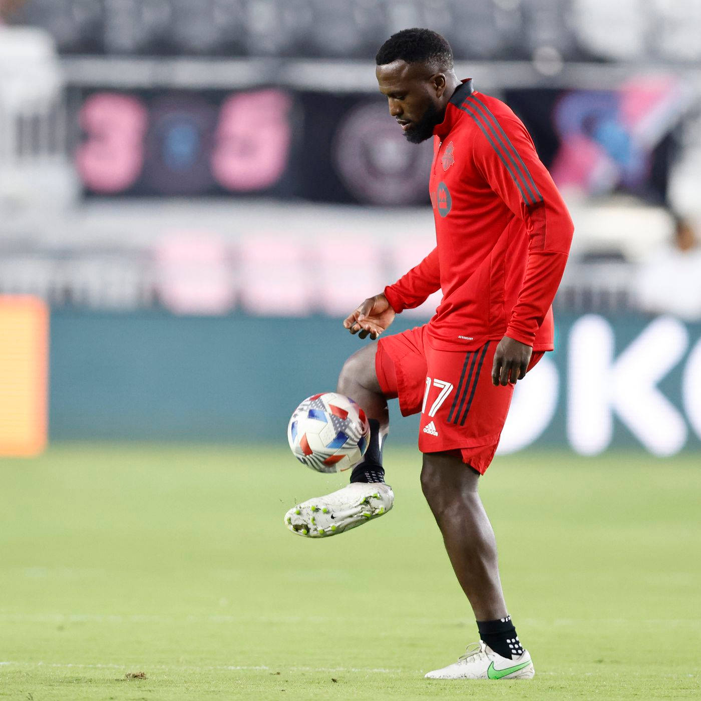 Jalkapalloilija Jozy Altidore pallon pomputtelu Taustakuvat