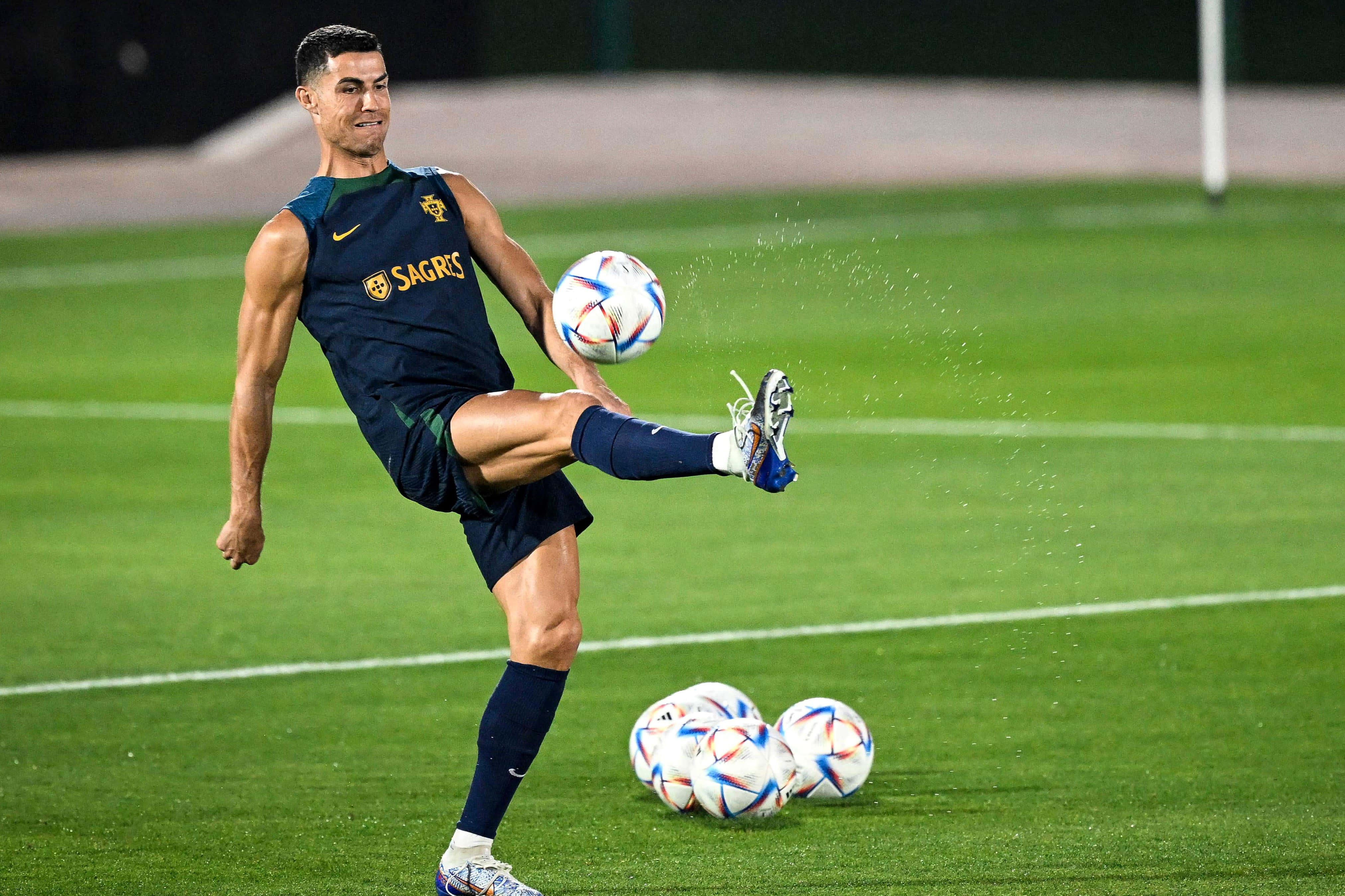 Jalkapallotähti Cristiano Ronaldo esittelee taitojaan Taustakuvat