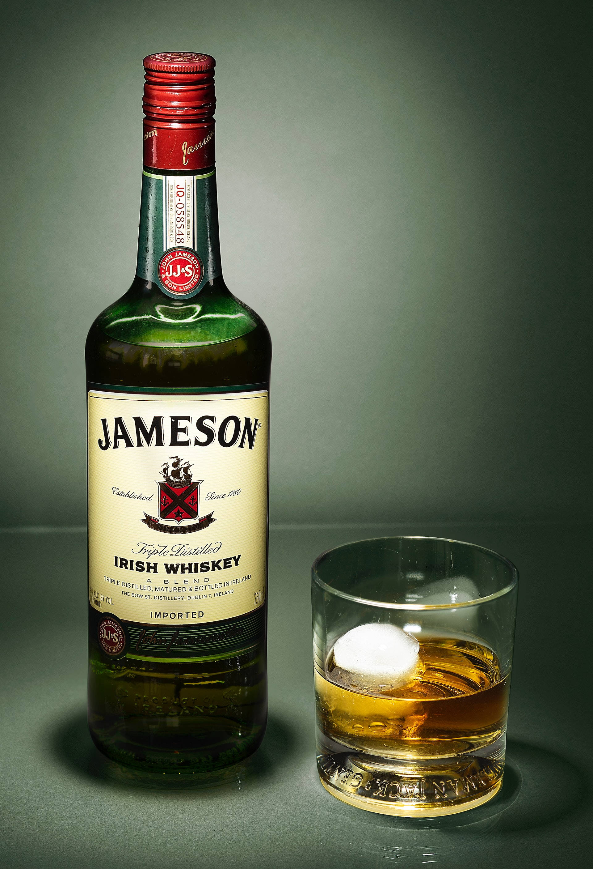 Jameson-viskipullo ja -lasi Taustakuvat