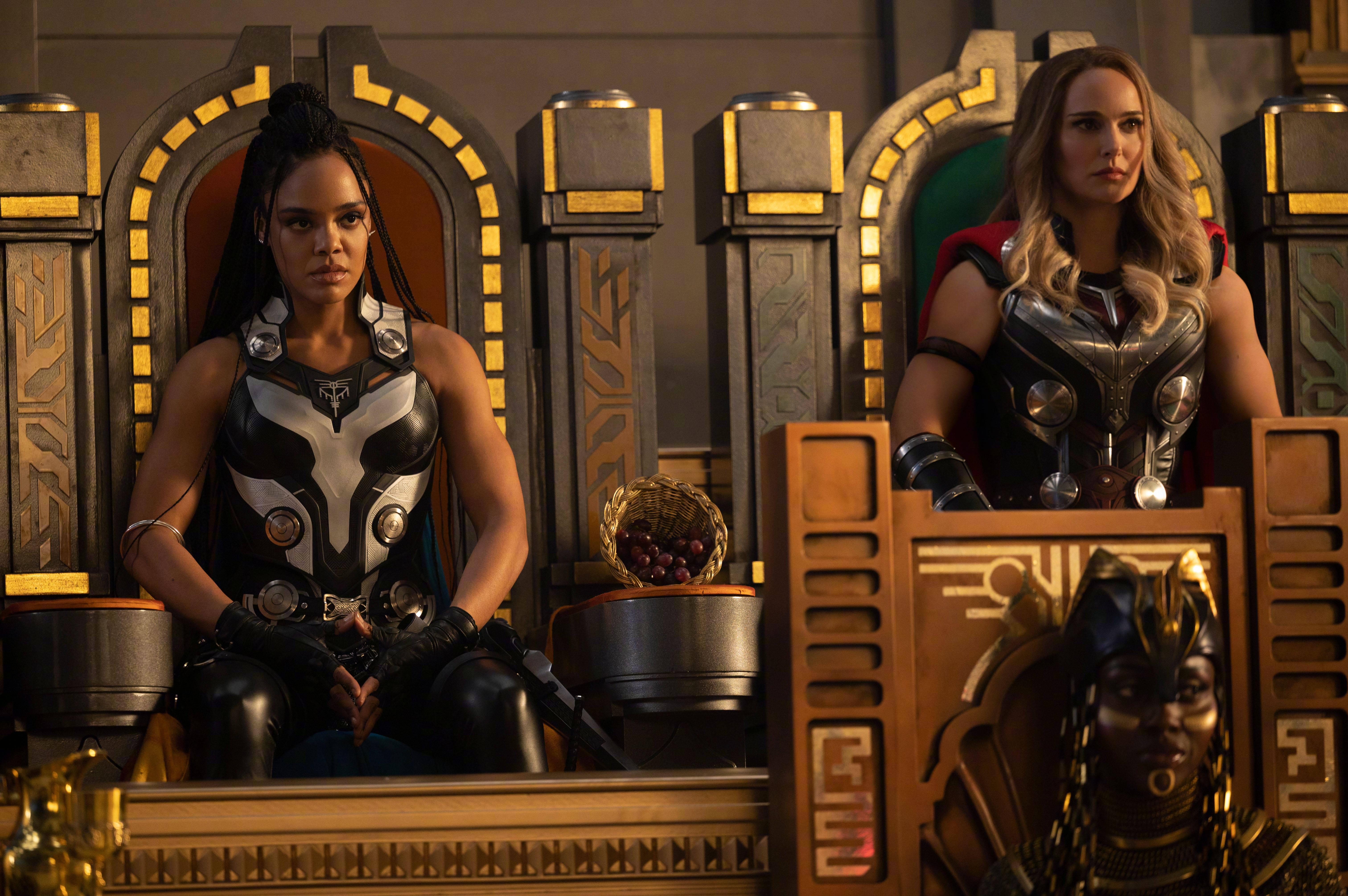 Jane Foster ja Valkyyria valmistautuvat toimintaan elokuvassa Thor: Love and Thunder Taustakuvat