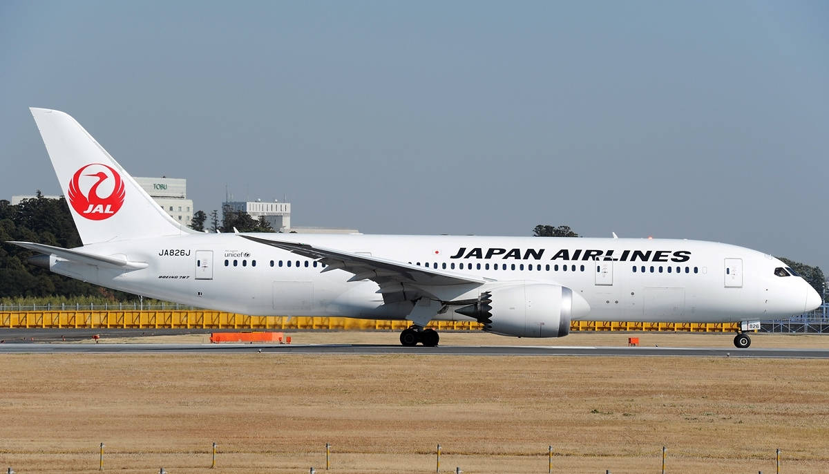 Japan Airlines lentokone kiitotiellä Taustakuvat